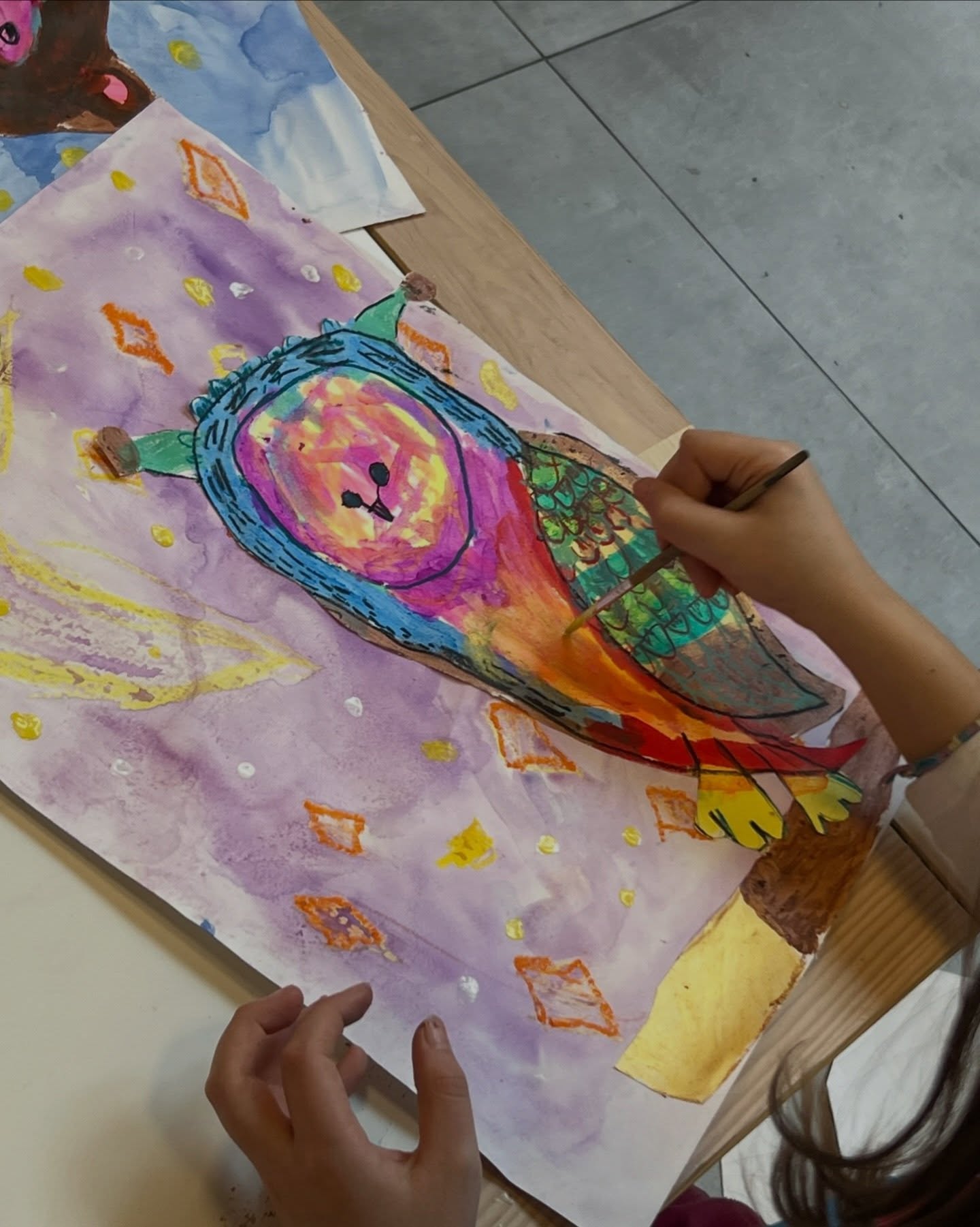 🌈✨ Rejoignez notre groupe hebdomadaire « KidArt » pour les petits artistes de 3 à 6 ans ! 🎨👶
Ici, les enfants explorent leur créativité tout en développant des compétences essentielles, notamment la motricité fine. À travers des activités ludiques et interactives, ils apprennent à prendre l’initiative, à utiliser le matériel et à gagner en confiance dans leur environnement. C’est une nouvelle aventure artistique qui stimule l’imagination et améliore la coordination. Ne manquez pas cette occasion unique de voir votre enfant s’épanouir dans un cadre joyeux et inspirant !
Inscrivez-vous dès maintenant et laissez l’art transformer son monde ! 💖
👉 Consultez le planning sur : www.artiloft.ch/cours
🗣️ Nous proposons des cours en français à Lausanne et Montreux, et en allemand et en anglais à Zurich.