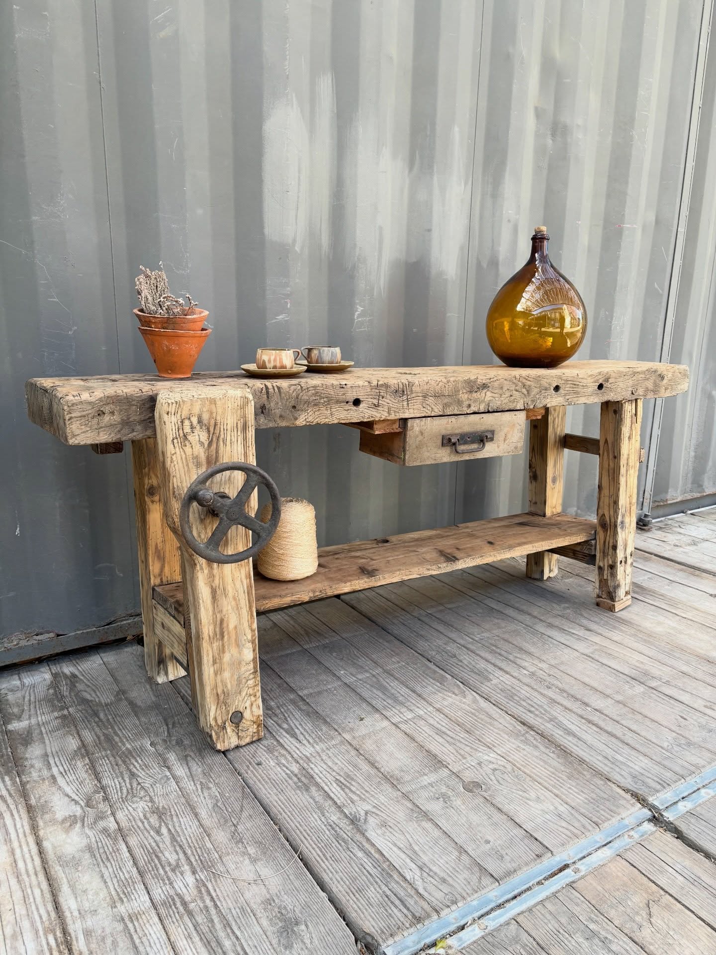 🤎 Ancien établi
Rare avec son serre joint à manivelle en métal
Plateau en chêne massif
Dimensions : L 180 x P 36 x Ht 75 cm
À retrouver en boutique chez @le_mazet_de_papout aux @pucesducanal dès ce week-end !
#établi #meubleancien #etabli #brocante #etabliancien