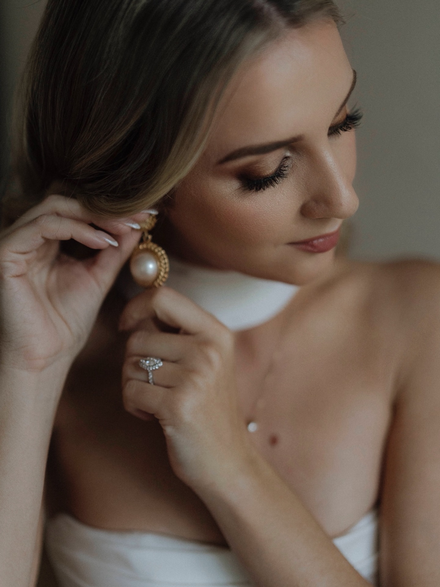 From the United States🇺🇸 to the Dolomites🇮🇹,
every detail of this wedding was designed to blend with the magic of the castle and the unique atmosphere of the mountains.
Our job...?
To create a look that reflects the bride, the energy of the day, and the timeless elegance of the location, transforming every moment into an unforgettable experience✨💍🏰🏔️
Ph @valeriadangeloph
#destinationwedding #dolomites #italywedding #italianwedding #hairandmakeup
