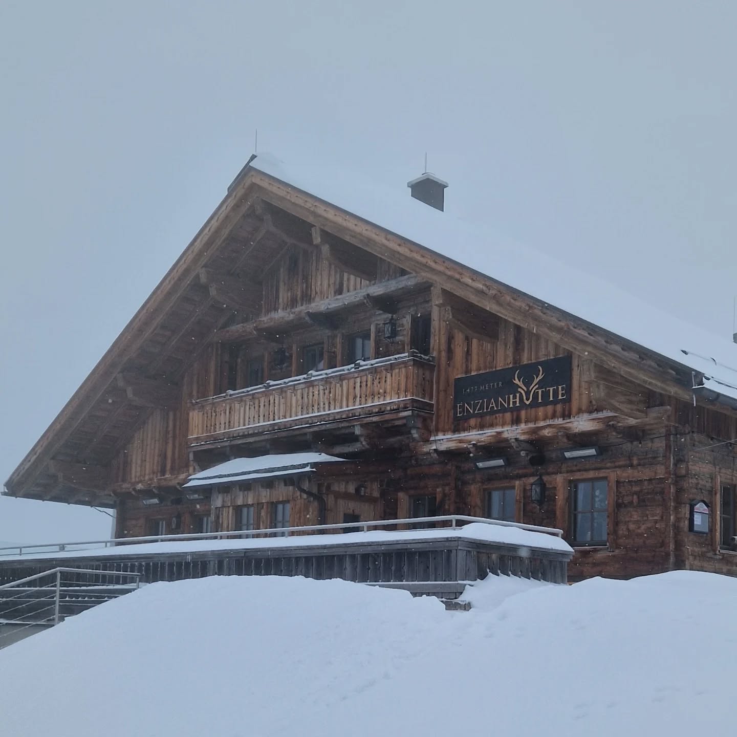 ❄️ Der Winter hat nochmal Vollgas gegeben! ❄️
Beste Bedingungen auf der Enzianhütte am Trattberg 🙌
✨ Perfekte Piste
🛷 Schlittenfahren
🎿 Skitour
🥾 Winterwanderung
Einfach raus in die Natur und genießen! ☀️❄️
Wir haben bis Ostermontag täglich von 11 bis 18 Uhr für euch geöffnet 🕚
Wir freuen uns auf euch!
Andrea & Klaus 💙
#skitour #schlitterbahn #salzburg #genuss #hüttenzauber
