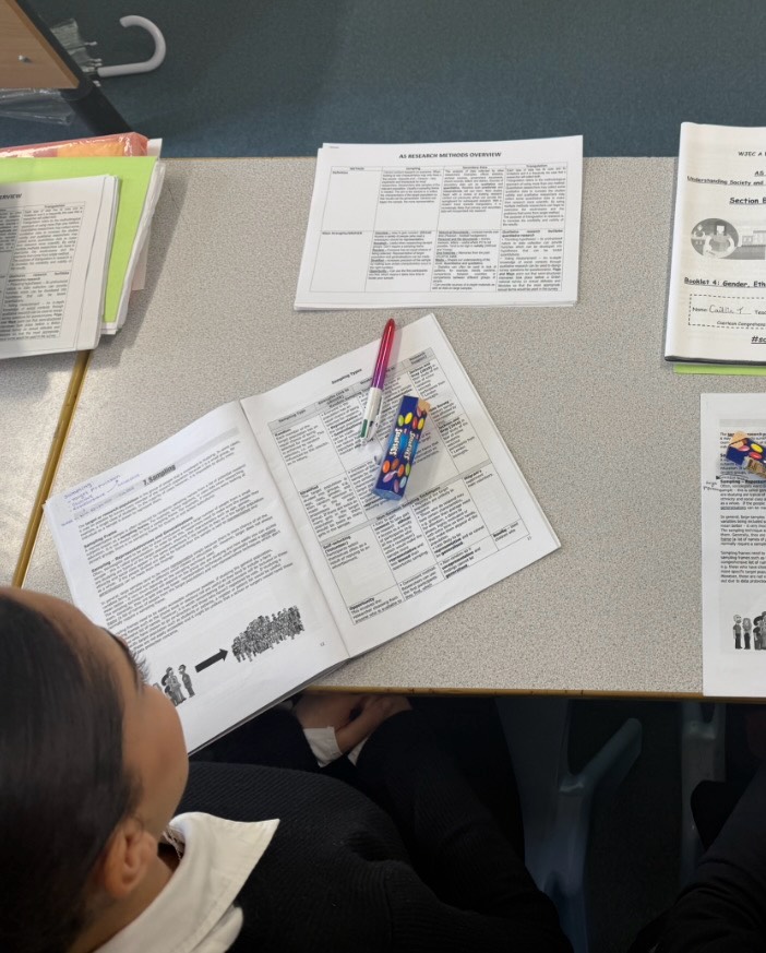 This morning, year 12 sociology students have used smarties to learn about representative and non-representative sampling techniques when choosing participants for research 🍬 #maximisingpotential #researchmethods #objectivity #targetpopulation