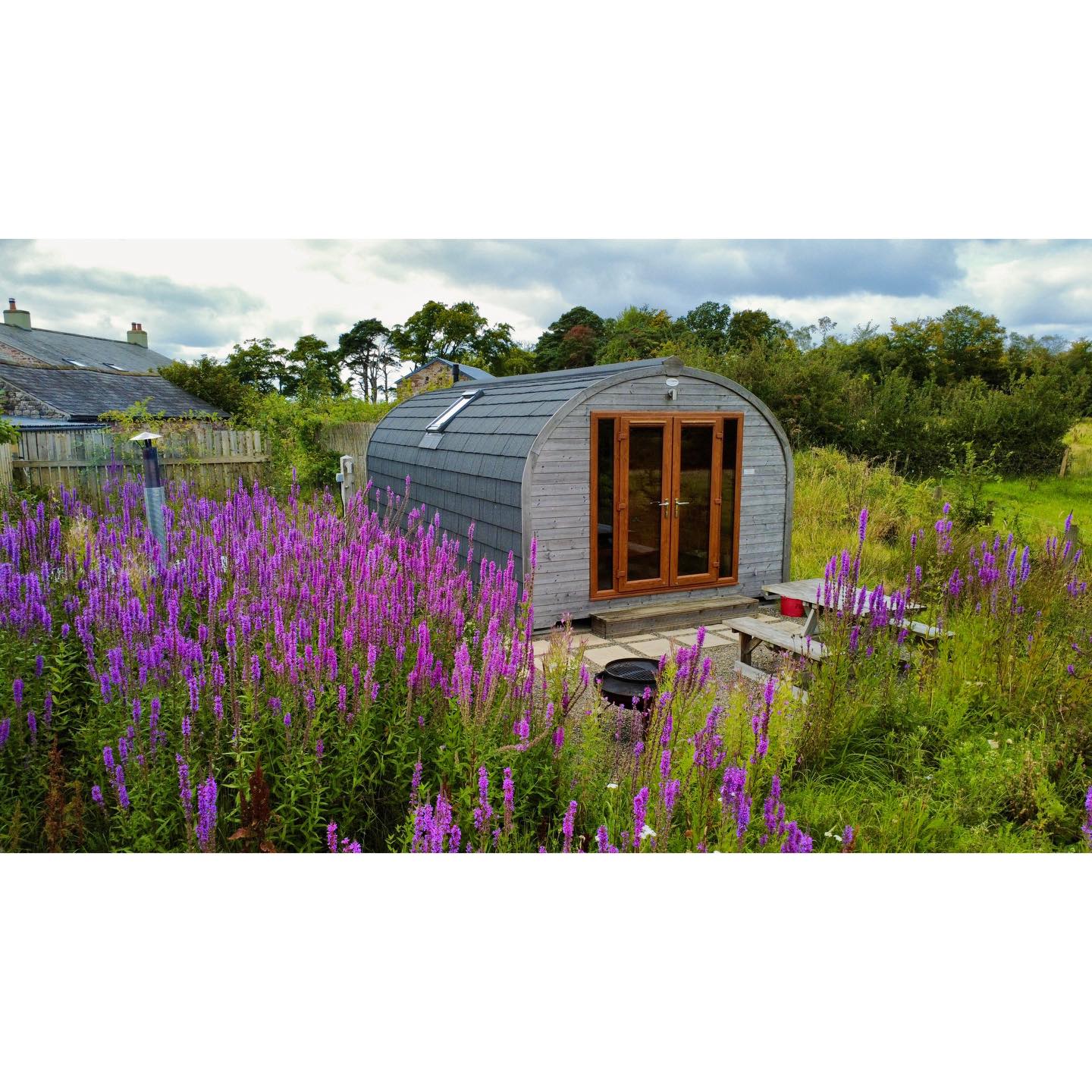 Feeling like you need an escape from the world? 🌳
From the rolling countryside views and the quiet stillness of nature, Garthside is the perfect place to switch off and unwind.
Go for long walks in nature, spend the evenings soaking in your private hot tub under the stars and sitting around the campfire. ✨
No rush, no noise — just peace, quiet, and real connection 🌿