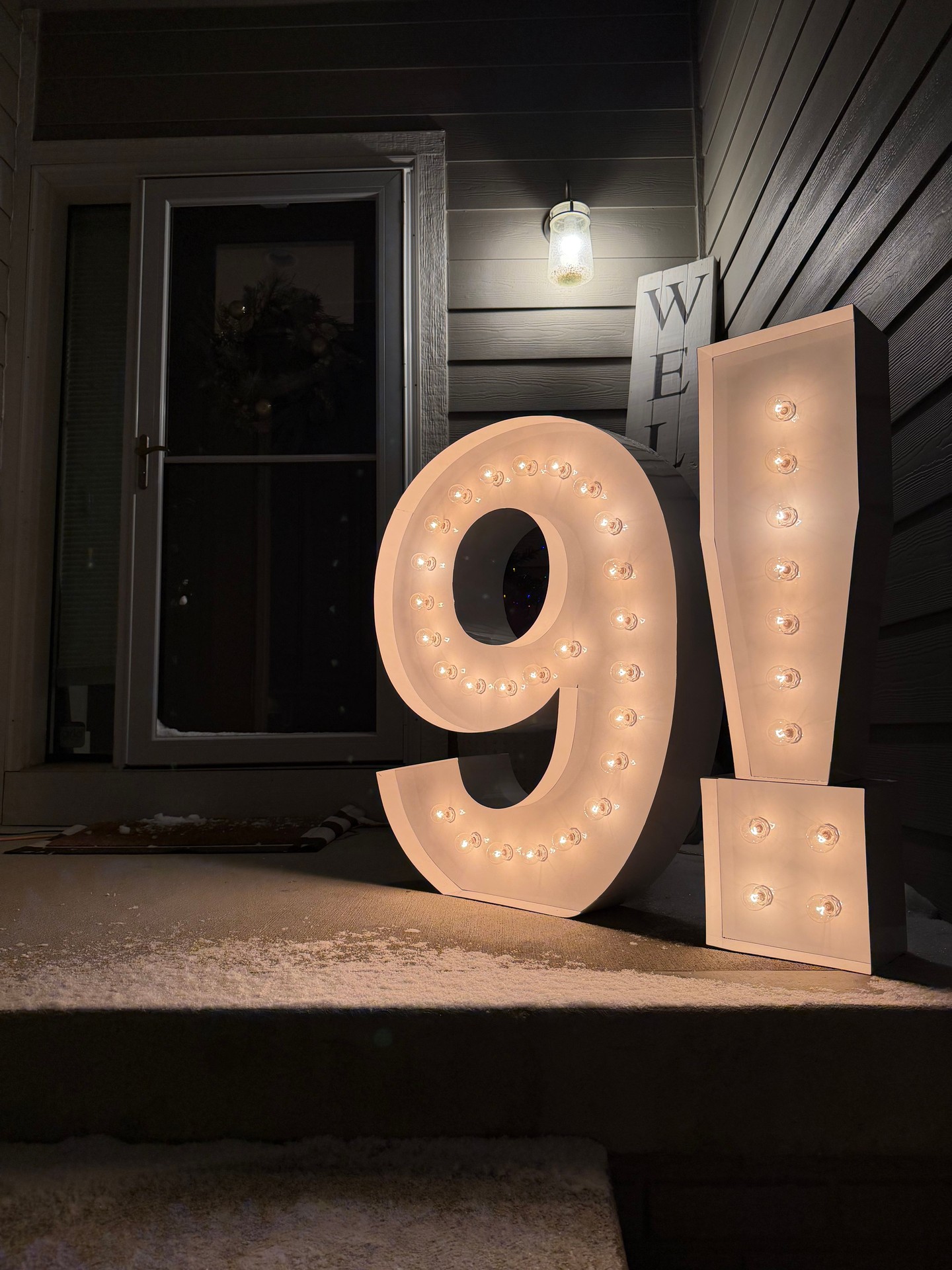 Sometimes it’s the simple setups that pop the most — just like this one for a special 9-year-old’s birthday. Clean, fun and the perfect touch to make the night feel even more memorable. 🎉