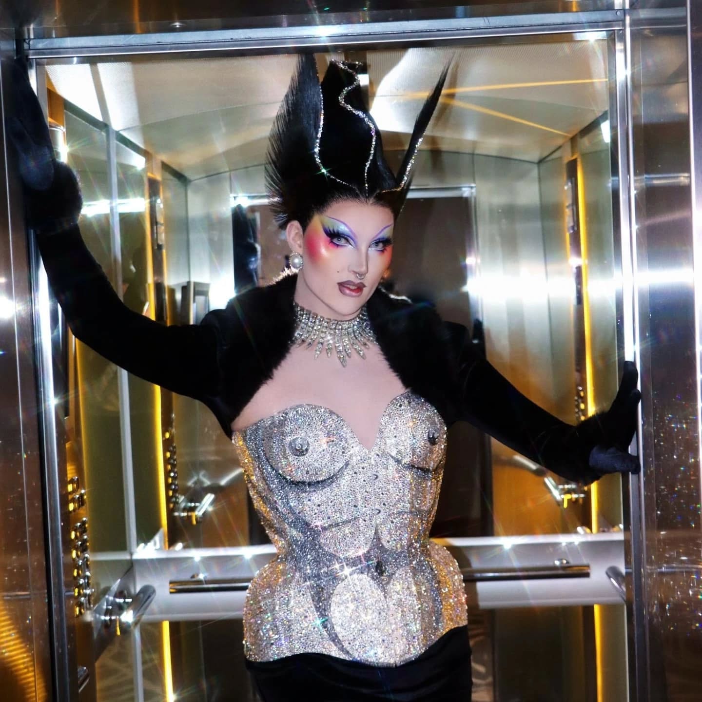 My love @ellis_atlantis at @rupaulsdragcon day 1 ✨️
Corset - @misty_couture fully stoned by @ellis_atlantis
Jacket and skirt - @freakcouturemcr
Hair - @wigsbysire
Necklace - @aster_lab
Images - @lewis.fisher samuelkenshole @nathanselighini (4-5 butchered by IG)