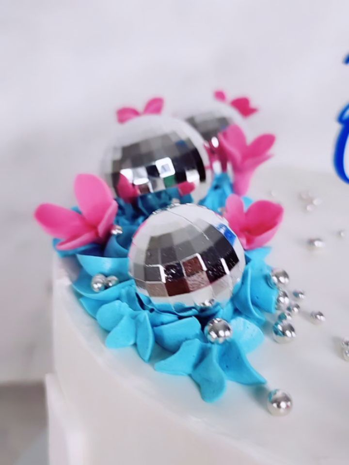 Dancing Queen, the new 17th Birthday Cake trend
#CakeTrends
#17thBirthday #dancingqueen #2026Bakes #Marlenebakes