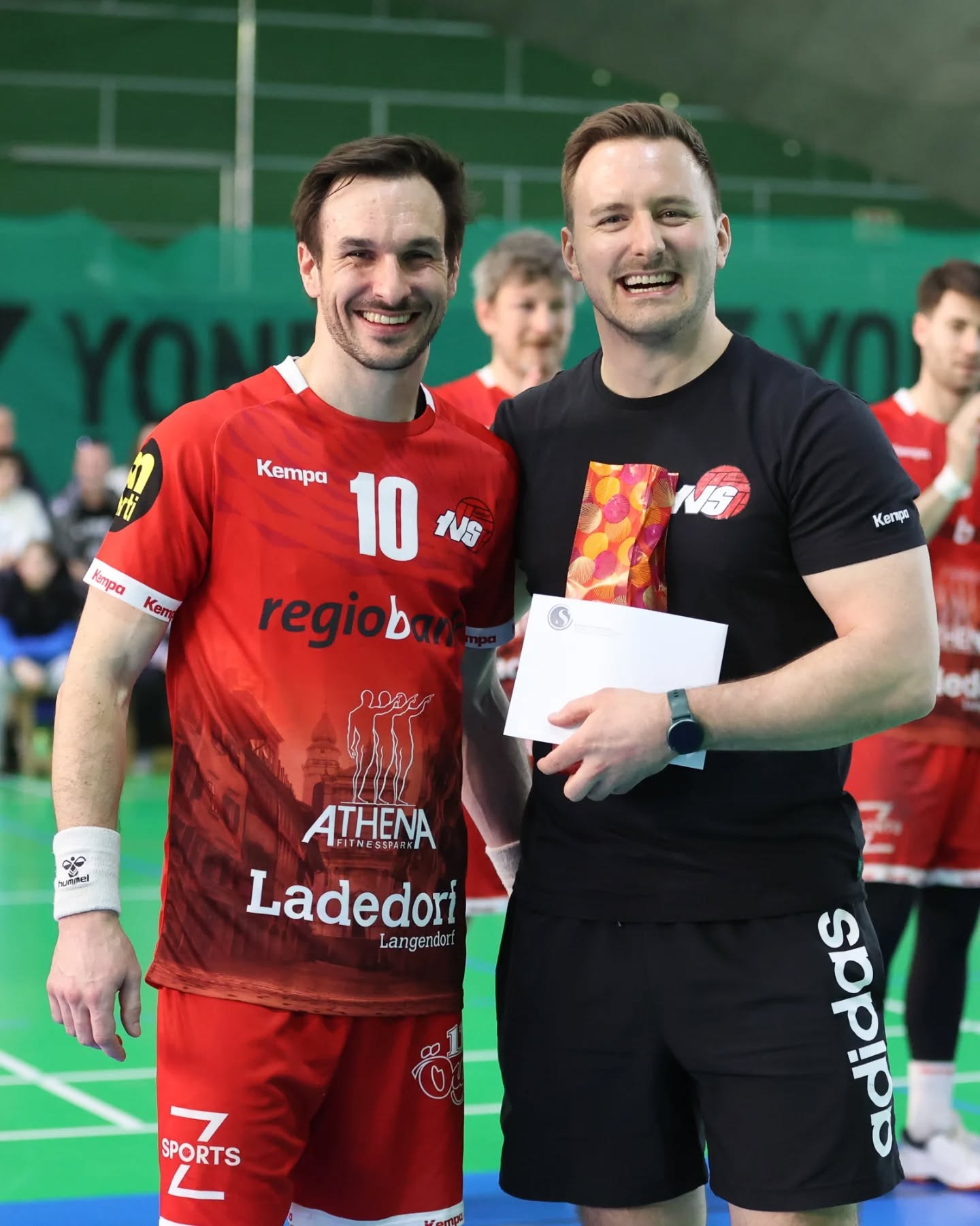 Danke Thierry! 🙌
Thierry hat sich entschieden, per Ende Saison aus der ersten Mannschaft zurückzutreten.
Künftig wird er bei unserer zweiten Mannschaft @biberistaktivhandball auflaufen.
Bei uns war er als Motivator und Vorbild bekannt – mit grosser Trainingsdisziplin und vollem Einsatz, auch neben dem Feld.
Thierry, danke für alles – und wir hoffen, dass du uns als gute Seele im Verein erhalten bleibst. ❤️🤍