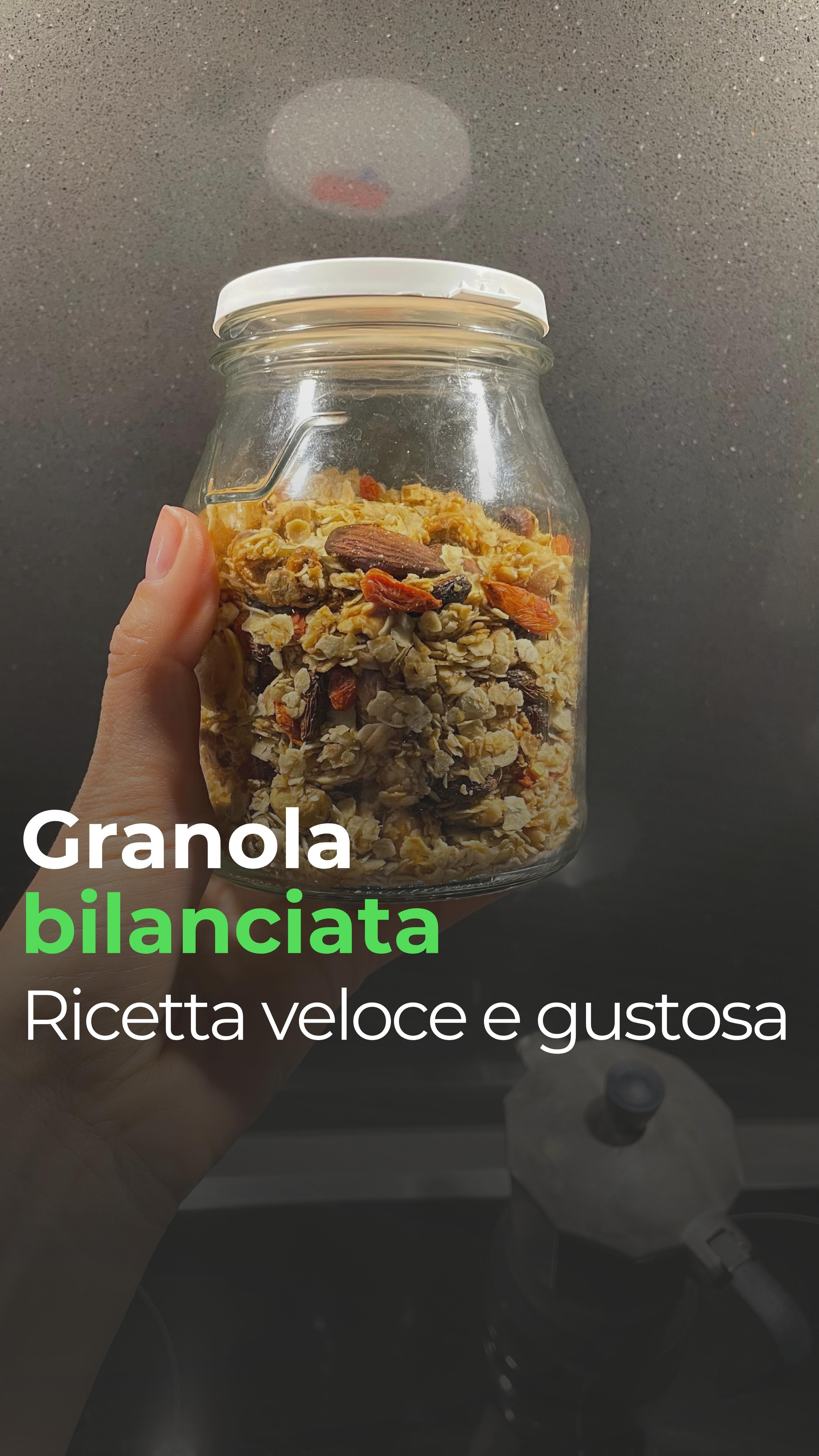 Ecco la ricetta per farla bilanciata e gustosa:
300g di fiocchi di avena
90g di frutta secca
50ml di olio di oliva
2 cucchiai di olio di semi
50g di miele
8min in forno ventilato a 170°C, girala mescolandola un po’, altri 8min in forno.
Fatta✨
A fine cottura aggiungi delle bacche di goji disidratate, danno quel tocco in più 💫
Con questa ricetta otterrai una granola con il giusto rapporto tra fibre, craboidrati e grassi che ti maniente la sazietà durante la mattinata.
Già lo so che la provi e poi mi ringrazi😎
Perché è buonissima e non ti far venire fame fino allo spuntino 🙂↔️
La porzione standard* è di 40g e se la abbini ad un alimento fonte di proteine come yogurt bianco o kefir otterrai una colazione gustosa, suuuuuper bilanciata e saziante.
Salva questa ricetta per le tue colazioni/merende bilanciate e gustose!☕️
-Ricorda: bilanciare, non eliminare🤍-
*Porzione standard s’intende una porzione adeguata calcolata su una media di tante persone: potrebbe andare bene per te ma potrebbe essere scarsa o abbondante: dipende dai tuoi fabbisogni e obiettivi.