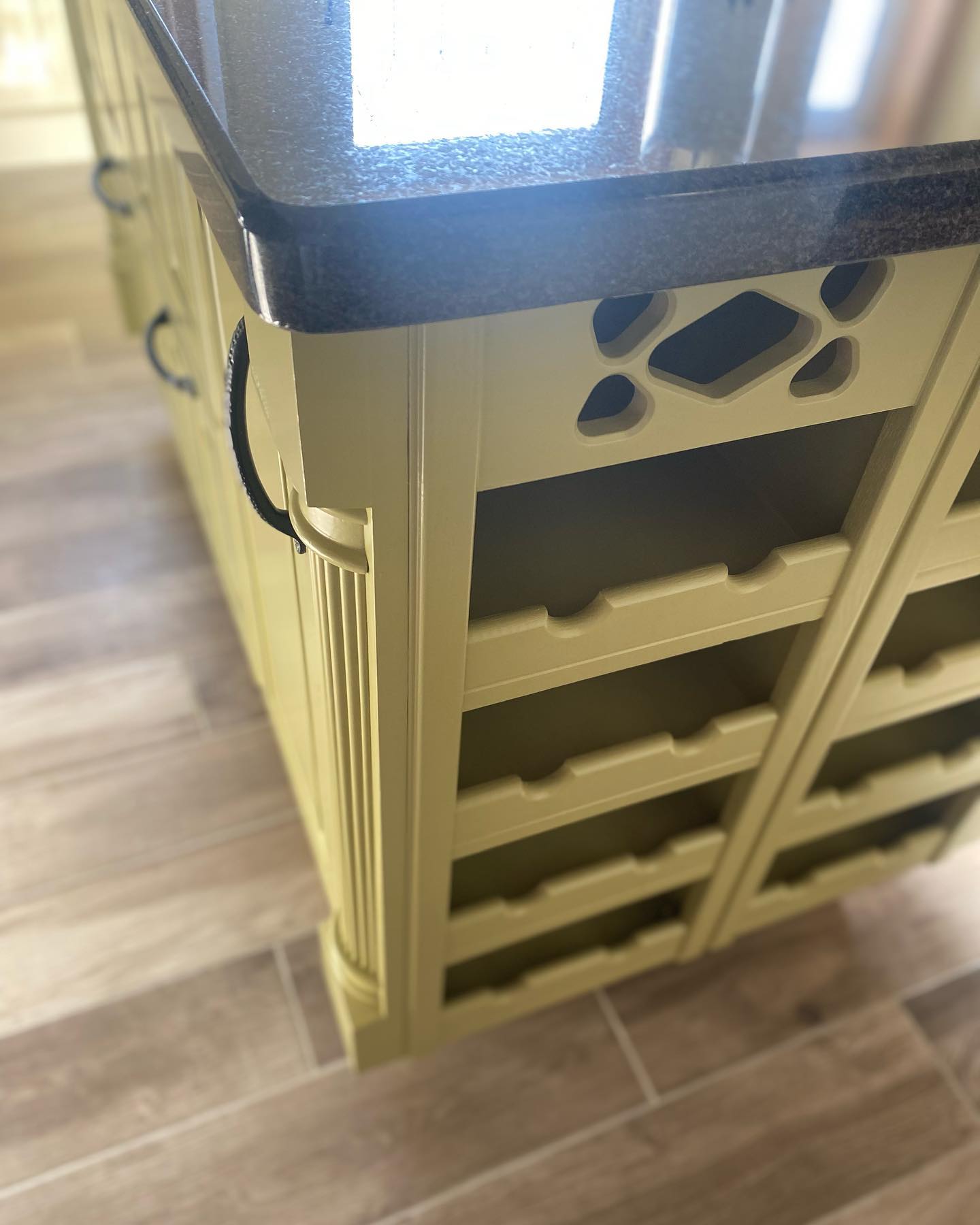 This is a kitchen we completed last week for the lovely Liz. We used the colour Eiderdown on the main kitchen and Marsh ground on the island (thanks Michelle) we used the same handles and they worked perfectly with the colours liz chose. Great to work for people who appreciate attention to detail. Another happy customer ✅ #moranpainting #morankitchenspray #moranpaintinganddecorating #dundalkpainting
