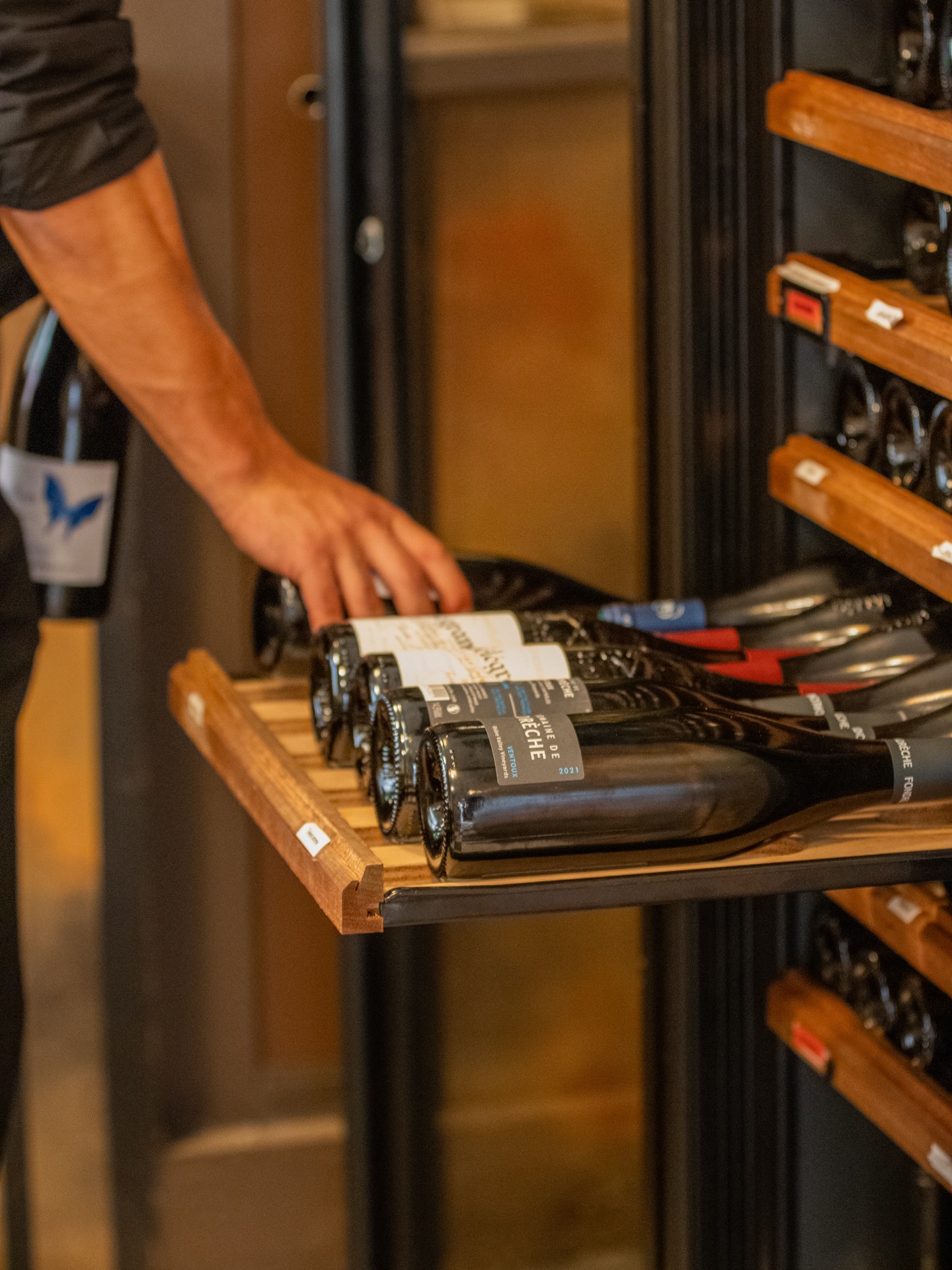 Une sélection minutieuse de vins, choisie avec passion pour sublimer chaque instant et chaque assiette 🍷🍇
‣ Réservez votre table sur www.larazur.fr