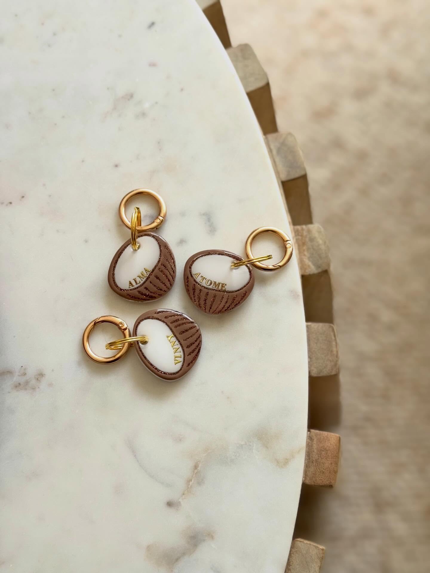 🥥 La médaille Noix de Coco est arrivée… ✨
Bon… on avoue 🤭
On n’a pas pu résister.
Elle était beaucoup trop mignonne pour rester dans nos tiroirs… Alors voilà, la petite Noix de Coco débarque sur la boutique!
Avec son petit air d’été, elle sent bon le sable chaud, les siestes à l’ombre et les balades en fin de journée…
Mais ATTENTION 👀
Ce n’est PAS encore la collection été !
Hors de question de tout vous sortir maintenant… sinon on fait quoi en juin ?! 🥲
Disons que c’est…
🌞 un avant-goût
🌴 une petite folie
🥥 un coup de cœur impossible à garder pour nous
La vraie collection arrivera au moment parfait :
quand le soleil tapera, que les balades sentiront le sable chaud et que vos chiens auront ce petit look “vacances activées” 👀
En attendant…
🥥 la Noix de Coco s’est glissée sur la boutique
#medaillechien #accessoirechien #dogaccesories #medailleenresine #dogaccesories