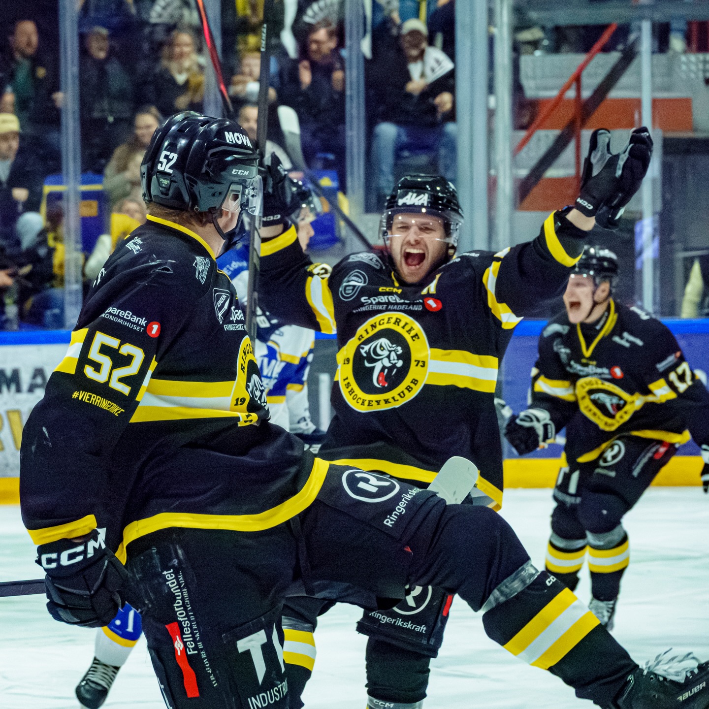 🚨 For et drama i første finalekamp! @ringerike_panthers knuste til slutt @gjovikhockey 7-2 foran over 1300 tilskuere i Schjongshallen.
Gjøvik spiste opp Ringerikes ledelse og kjempet seg mesterlig inn i kampen, men ble knallhardt straffet for egne feil i egen sone.
– Vi blir veldig straffet for feilene våre, sier en skuffet Jesper Emanuelsson, som likevel har klokketro på revansje på stor is i Fjellhallen. Ringerike-kaptein Dennis Ryttar advarer også egne lagkamerater mot å tro at serien er avgjort.
Sjekk ut saken og alle reaksjonene på Hockey4You.no! Lenke i bio. 🏒
#2hockey #hockey4you #norskishockey #norskhockey #hockeyliga1