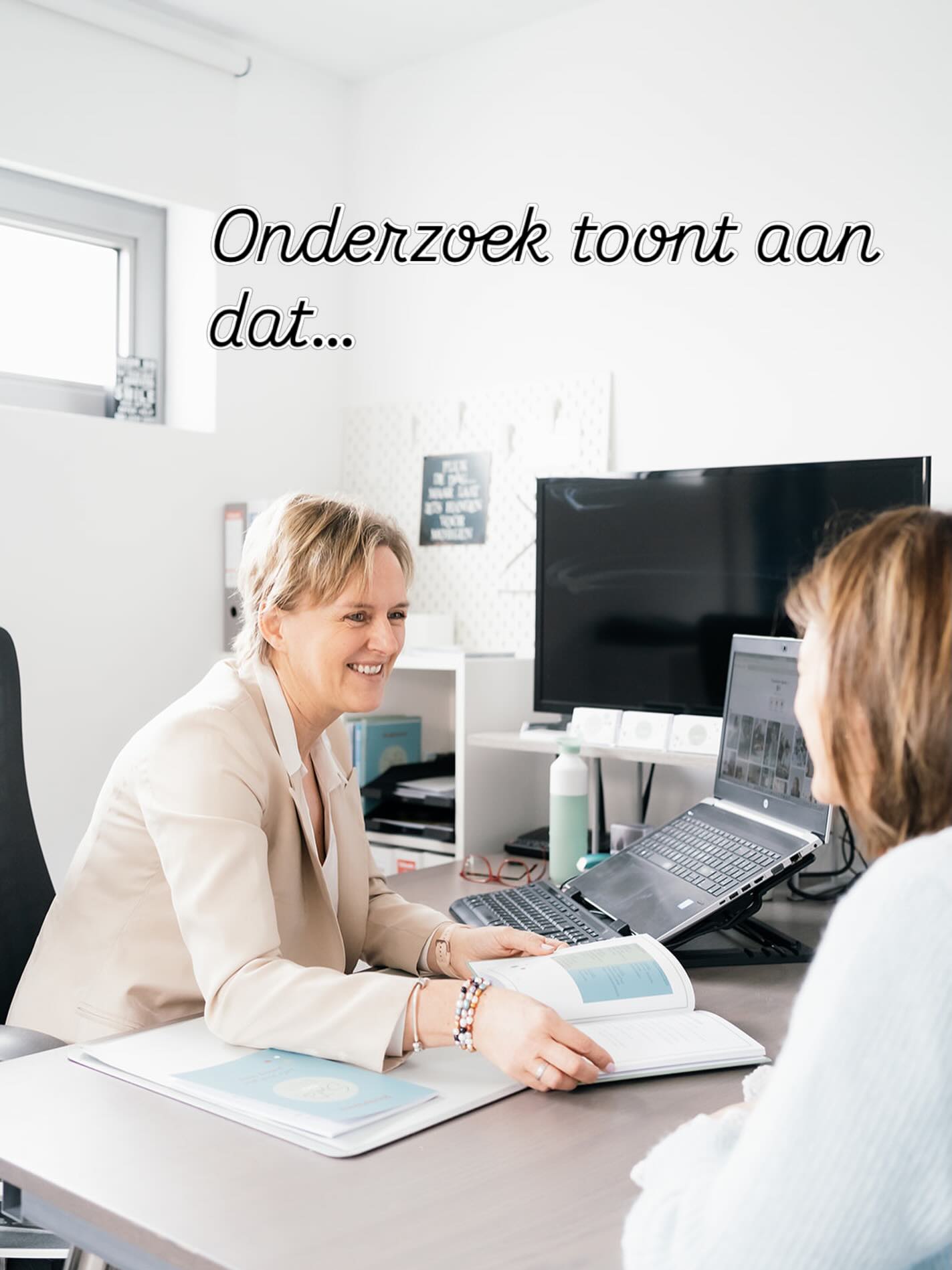 **Onderzoek toont aan dat mensen die hun maaltijden plannen gezonder leven.**
Je komt thuis.
Drukke dag. Hoofd vol.
👉 “Wat gaan we eten?”
👉 “PPPff, toch maar snel frietjes?”
👉 “Ik begin morgen opnieuw…”
Elke dag opnieuw die twijfel.
Dat is vermoeiend.
En dat… maakt het zwaar.
Onderzoek toont aan dat mensen die hun eten plannen
gewoon ook gezonder leven.
Niet omdat ze “perfect” eten.
Maar omdat er minder ruis zit in hun hoofd.
Want wat je aandacht geeft, groeit
En dat is waar het vaak misloopt.
Elke dag weer bezig met, wat gaan we vandaag eten?
Plan je eten vooraf, dat geeft rust en structuur
Dan kan je gezond eten volhouden.
Dát is hoe je blijvend gewicht verliest zonder dat het je veel energie kost.
wil je weten hoe je dat doet?
Stuur me een DM, en ik neem contact met je op
Liefs, Elly. 💋
#blijvendresultaat #healthyhappylife #blijvendafvallen