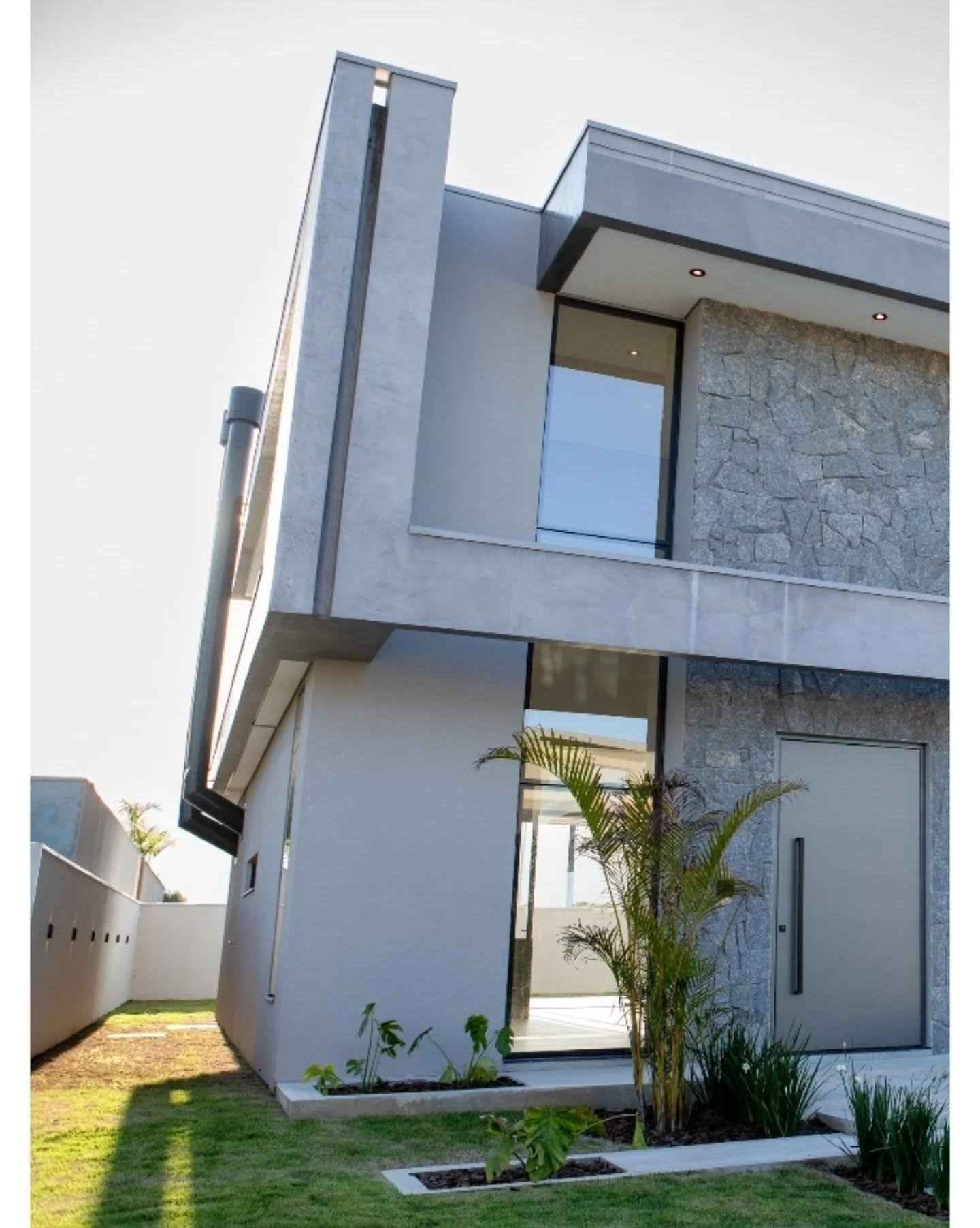 Casa Francês | 2024
A Casa Francês reflete o compromisso da Kubiko com a qualidade e o rigor construtivo.
Com 261 m² de área construída, o projeto privilegia a integração dos espaços sociais com o jardim. A área gourmet amplia as possibilidades de uso, conectando interior e exterior de forma natural.
No térreo, uma suíte garante acessibilidade; no pavimento superior, há outras três suítes, incluindo a máster, com closet, varanda e um banheiro com cuba dupla e dois chuveiros.
Os materiais e acabamentos de alto padrão refletem o cuidado aplicado em cada etapa da obra. Entre eles, destacam: pedra natural, porcelanatos Portobello em grandes formatos, portas externas em ACM, esquadrias de alumínio preto, persianas elétricas e mobiliário sob medida na cozinha e nos banheiros.
Ficha técnica:
Localização: Ingleses, Florianópolis, SC – Brasil
Tipologia: Residência unifamiliar de dois pavimentos em condomínio fechado
Arquitetura: ProjetArt – Brasil
Conclusão: 2024
Área construída: 261 m²
Área total: 423 m²
Unidades: 1
Dormitórios: 4 suítes (1 no térreo + 3 no pavimento superior)
Banheiros: 4 + 2 lavabos
Vagas de garagem: 4 (2 cobertas + 2 descobertas)
Diferenciais: Arquitetura contemporânea com espaços sociais integrados, suíte no térreo, fachada voltada para o leste, excelente iluminação e ventilação natural, e mobiliário sob medida na cozinha e nos banheiros.
.
www.kubiko.com.br
#kubiko #florianopolis #investimento