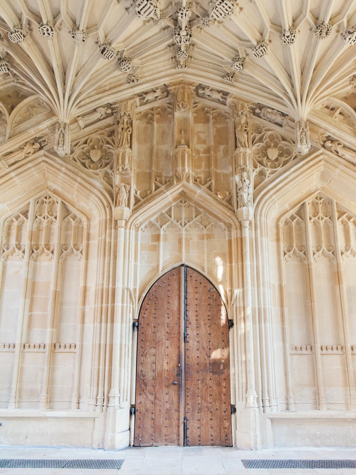🤩For the first time experience Lie Down and Listen blissful sound healing and lying down classical concert experience in the stunning and awe inspiring surroundings of the Bodleian Library in Oxford.
📆15 & 16 June
📍Bodleian Library, Oxford
Lie Down and Listen ‘Angels’
This special June edition ‘Angels’ - moves from purity and cleansing effect of Tibetan bowls to ethereal, sacred sounds of music by 17th Century composer Biber and the beautiful Marcus Paus Wounded Angel pieces played by the stunning violinist Philippa Mo.
✨Connect with your inner angel guidance and be open to receiving messages and gifts from your angels and protectors.
The resonances will fill the space as you lie back on soft luxurious mattresses and feel the vibrations whilst gazing up at the stunning ceiling.
🎟️ Places are limited and will fill up fast so book in early.
🔗in Biog
#oxfordlife #liedownandlisten
