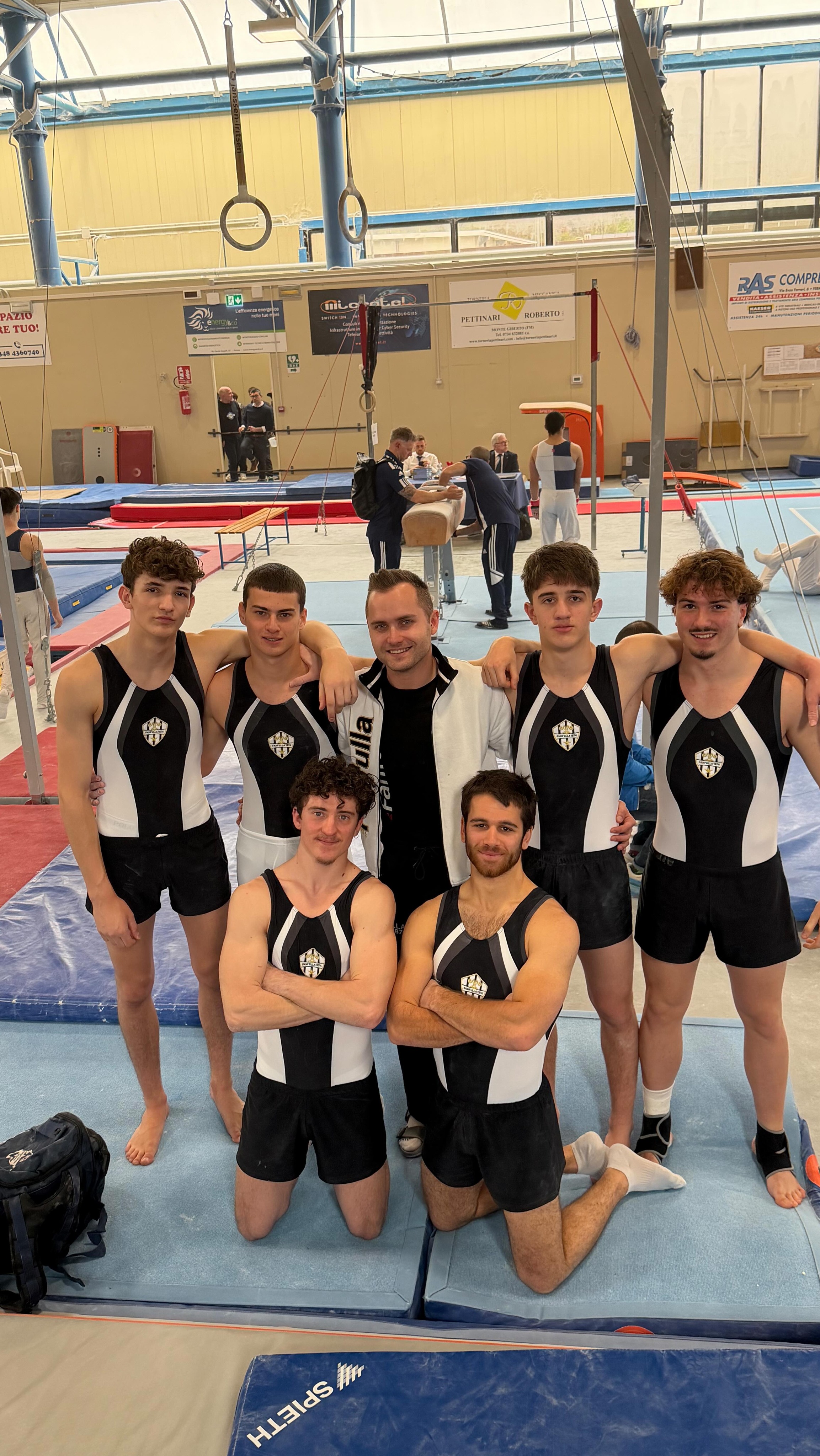 Con orgoglio e grande spirito competitivo siamo scesi in campo gara per la seconda prova del Campionato di Serie C a Fermo 💪✨
I nostri ragazzi stanno affrontando questa sfida con straordinaria energia, determinazione e una grinta che incarna perfettamente i valori dello sport. Ogni esercizio è il risultato di impegno, sacrificio e passione 🤸♂️🔥
A difendere i nostri colori in questa importante prova:
• Oscar Madonini
• Alessio Bejan
• Samuele Pamovio
• Luca Soleri
• Carlo Chiarentin
Avanti così, ragazzi: con cuore, coraggio e ambizione!