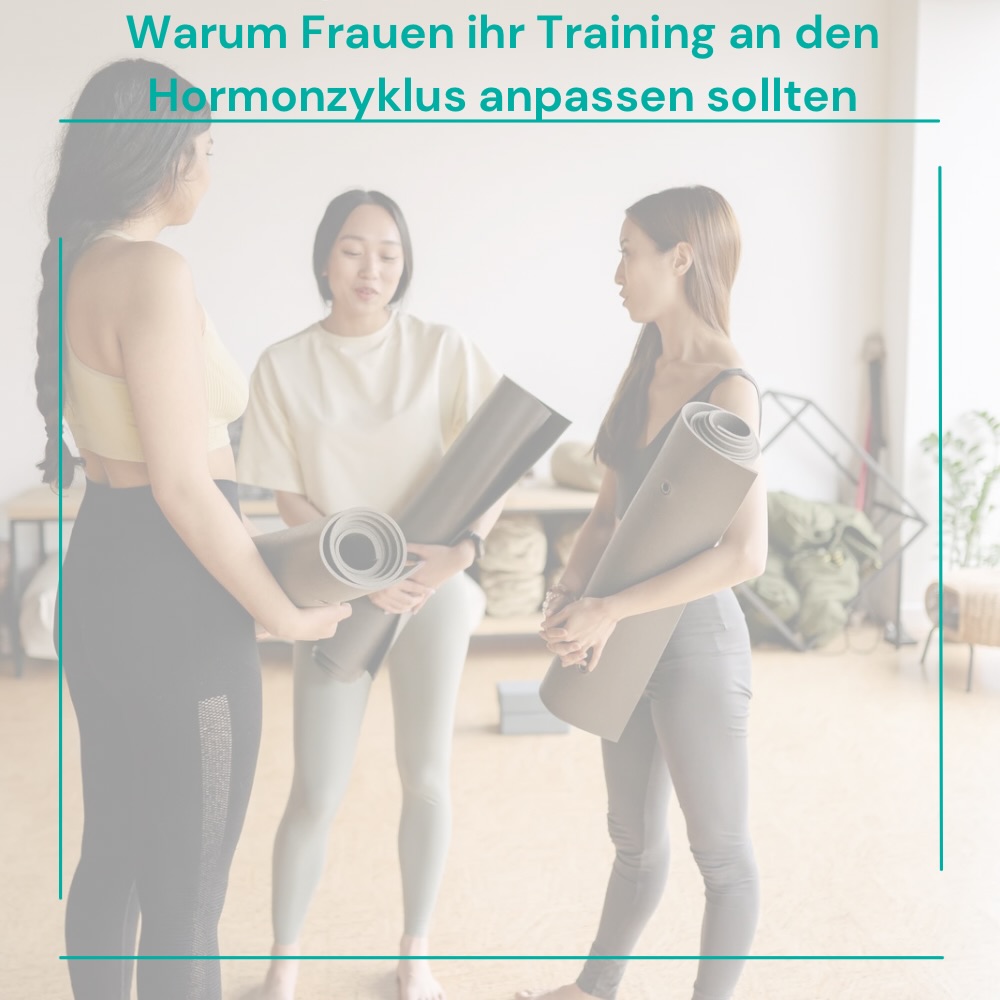 Warum Frauen ihr Training an den Hormonzyklus anpassen sollten
Der weibliche Hormonzyklus beeinflusst Kraft, Regeneration, Energielevel und sogar das Verletzungsrisiko. Trotzdem trainieren viele Frauen jeden Tag gleich intensiv.
👉 Die 4 Phasen einfach erklärt:
🩸 Menstruationsphase (Tag 1–5)
Hormone niedrig → Energie oft reduziert
→ leichte Bewegung, Mobility, Techniktraining können sinnvoll sein
🌱 Follikelphase (Tag 6–14)
Östrogen steigt → beste Phase für Kraftaufbau & Leistungssteigerung
→ intensiveres Training, neue Reize setzen
🔥 Ovulationsphase (um Tag 14)
Höchste Leistungsfähigkeit möglich
Aber: leicht erhöhtes Verletzungsrisiko durch mehr Bandlockerheit
→ gutes Warm-up besonders wichtig
🌙 Lutealphase (Tag 15–28)
Progesteron steigt → Körpertemperatur & Belastungsempfinden höher
→ moderates Training, Fokus auf Technik & saubere Ausführung
👉 Wichtig:
Das bedeutet nicht, dass Training eingeschränkt werden muss – sondern dass individuelle Anpassung sinnvoll sein kann.
➡️ Fazit:
Wer seinen Zyklus versteht, kann Training, Regeneration und Fortschritt oft besser steuern.
#Physiotherapie #FrauenGesundheit #Training #Reha #Hormone Therapiewissen