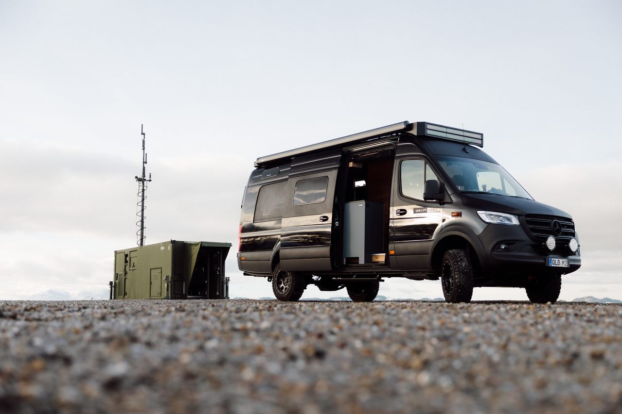Passend über den Winter durften wir im Kundenauftrag einen wunderschönen Mercedes Sprinter 4X4 zum gemütlichen Camper-Chalet ausbauen. ❄️🪵🔥
Die grosse Garage mit Schwerlastauszügen für Bikes und Equipment war ein zentraler Punkt im Ausbaukonzept.
📷 @andographie
#chalet #sprinter #4x4 #handmade #swissmade