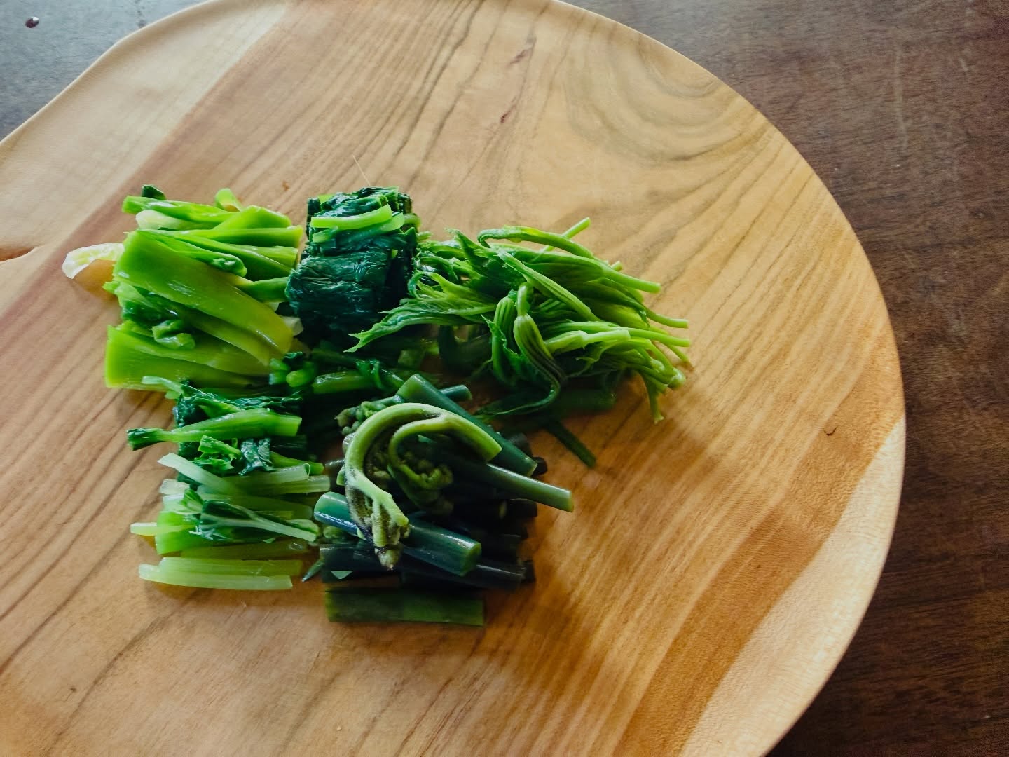 本日のお椀
・かんぞう・わさび・わらび・はりぎり・クレソン
目鯛とよもぎのつみれと
(写真はカサゴのお椀)
いよいよ山菜シーズン始まりました。
タラの芽も取れ始めました。
これからしばらく楽しめそうです。
ご予約お待ちしております。