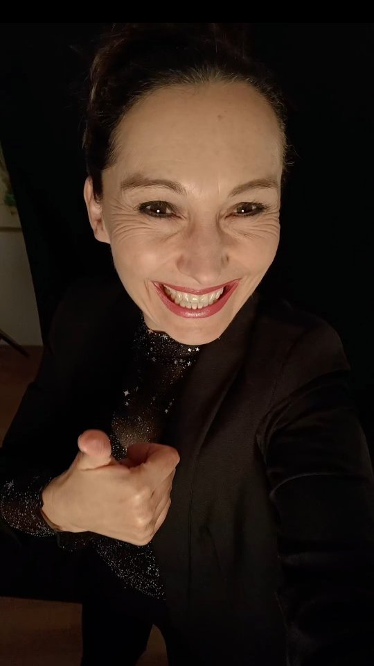 BEHIND THE SCENES
Gestern habe ich einige Szenen selbst gedreht.
Für mein Video zu
STRONGER THAN BEFORE
Meinen neuen Song.
In dem geht es darum, großen Respekt vor etwas zu haben - und es trotzdem zu tun.
Trotz Zweifel, trotz Ängste, trotz Unsicherheit.
Und am Ende zu merken, dass man so viel stärker ist, als man ahnte.
So viel mutiger, schöner, besser und großartiger.
Ein Song über das, was hinter unseren Komfortzonen liegt. Über Mutsprünge und über das Gefühl, es geschafft zu haben.
Dafür habe ich mich extra noch einmal in mein Bühnenoutfit geworfen.
P.s.
Heute ist meine Footage auf dem Weg zu Nazar - meinem ukrainischen Video Artist und Editor, der daraus wieder einmal ein grandioses Artwork zaubern wird... Bald bald kommt es zurück, dann darf zu euch in die Welt hinaus ✨
#behindthescenes #musicvideo #strongerthanbefore #michaelakuti