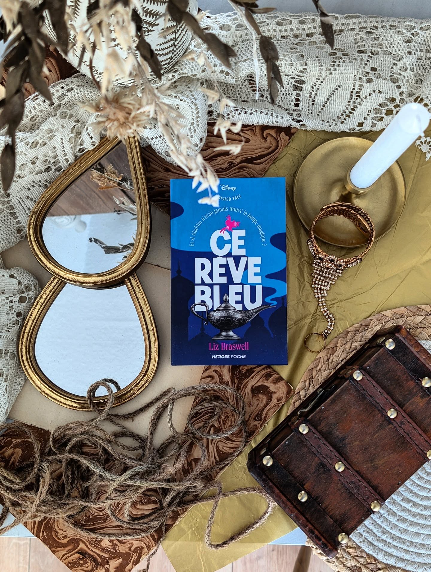 ✨ Ce rêve bleu - Liz Braswell ✨
Et si l’histoire d’Aladdin ne s’était pas passée comme prévu… ?
Nous voilà pour un nouveau Twisted Tales qui cette fois-ci s'attaque à Aladdin !
Au début, on est en terrain connu, on reconnaît clairement l’ambiance du dessin animé, les personnages, les dynamiques… et puis le fameux twist arrive, et là, on se retrouve avec Jafar qui a pris le pouvoir à Agrabah et pas vraiment de solution pour le renverser. Aladdin n'a pas la lampe magique, alors il n'est plus question de faire un vœu pour tout résoudre...
On a plusieurs points de vue ici et on découvre une jasmine avide de justice, plus dure et adulte par rapport à l'histoire originale. Mais aussi de nouveaux personnages, comme des voleurs, qui apportent des choses en plus et c'est appréciable.
L’ambiance est plus sombre, avec de la magie noire, de la corruption… et surtout, une vraie nuance dans les personnages. On n’est pas sur un simple “gentils vs méchants”, et ça, j’ai trouvé ça intéressant.
Après, je dois avouer que malgré ce twist, l’histoire reste quand même assez proche de l’original. J’aurais aimé que ça aille encore plus loin, que ça ose davantage. Et le style d’écriture m’a parfois un peu freiné, je ne l’ai pas trouvé hyper fluide.
En bref, une réécriture sympa, un peu plus sombre, mais qui aurait mérité d’aller encore plus loin dans son idée. Ça reste une lecture agréable si vous aimez l’univers de Aladdin
Il est désormais disponible en format poche chez @hachetteheroes ! De quoi vous faire votre propre avis 😊
#review #Booklover #BookstagramMeute #ChroniqueLittéraire #cerevebleu