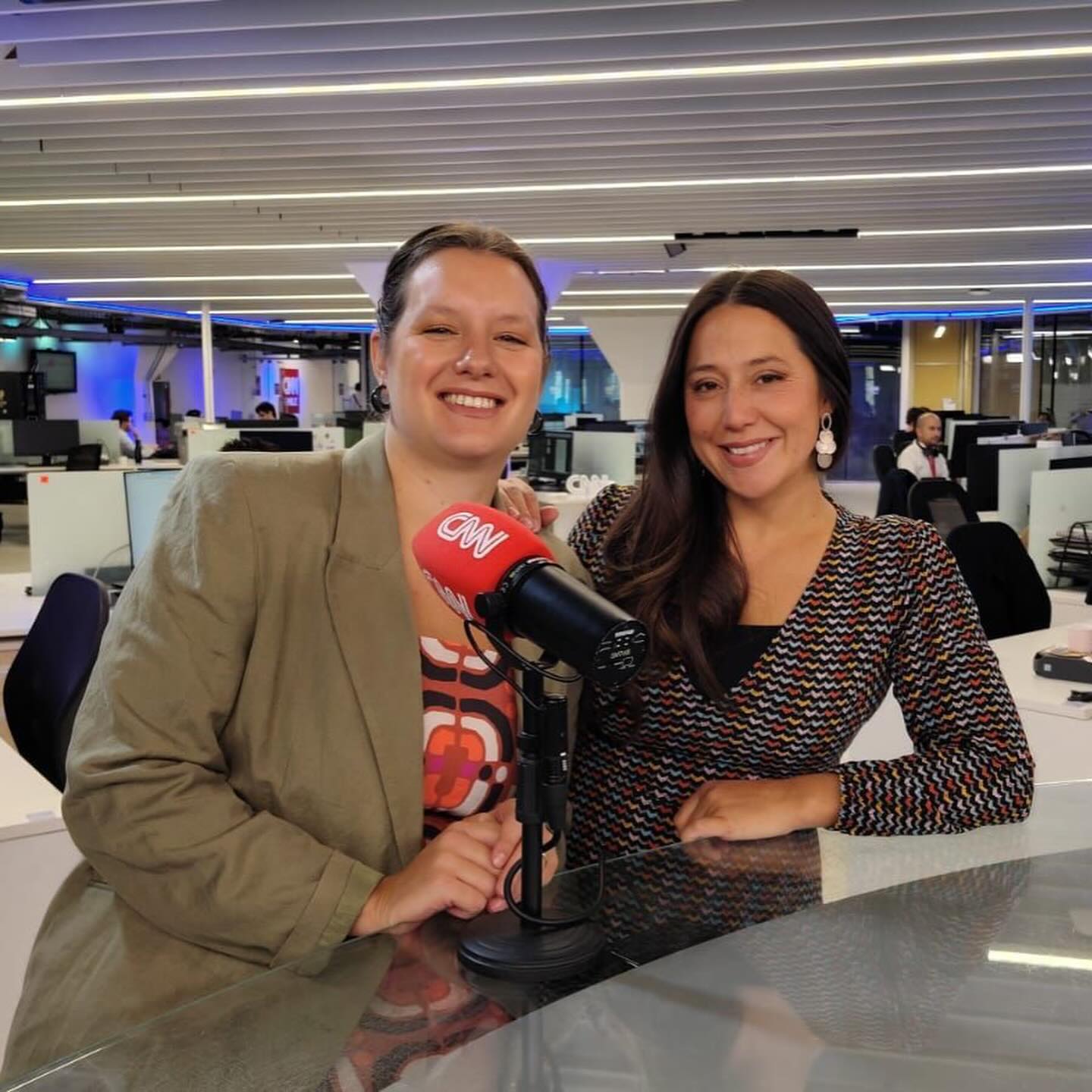 Cerramos marzo con el corazón lleno de gratitud y emoción!
Para Edudown, este ha sido un mes muy especial, marcado por la conmemoración del Día Mundial del Síndrome de Down. Una instancia que nos impulsa a seguir promoviendo la inclusión, las oportunidades y la dignidad para todos.
Agradecemos sinceramente a CNN Chile y a la periodista Trinidad Barros Rosemary por abrir este espacio, recibiendo a nuestra Directora Nacional, Paula Giacosa, y permitiéndonos compartir la labor que realizamos día a día.
Te invitamos a ver la entrevista completa en CNN Chile en su canal de YouTube.
Hablar de inclusión en medios de alta visibilidad es clave para sensibilizar, informar y seguir construyendo una sociedad más consciente.
Estos espacios nos recuerdan que, cuando comunicamos con respeto y profundidad, el impacto puede llegar mucho más lejos ✨
#Edudown #CNNChile #Inclusión #SíndromeDeDown #MarzoInclusivo