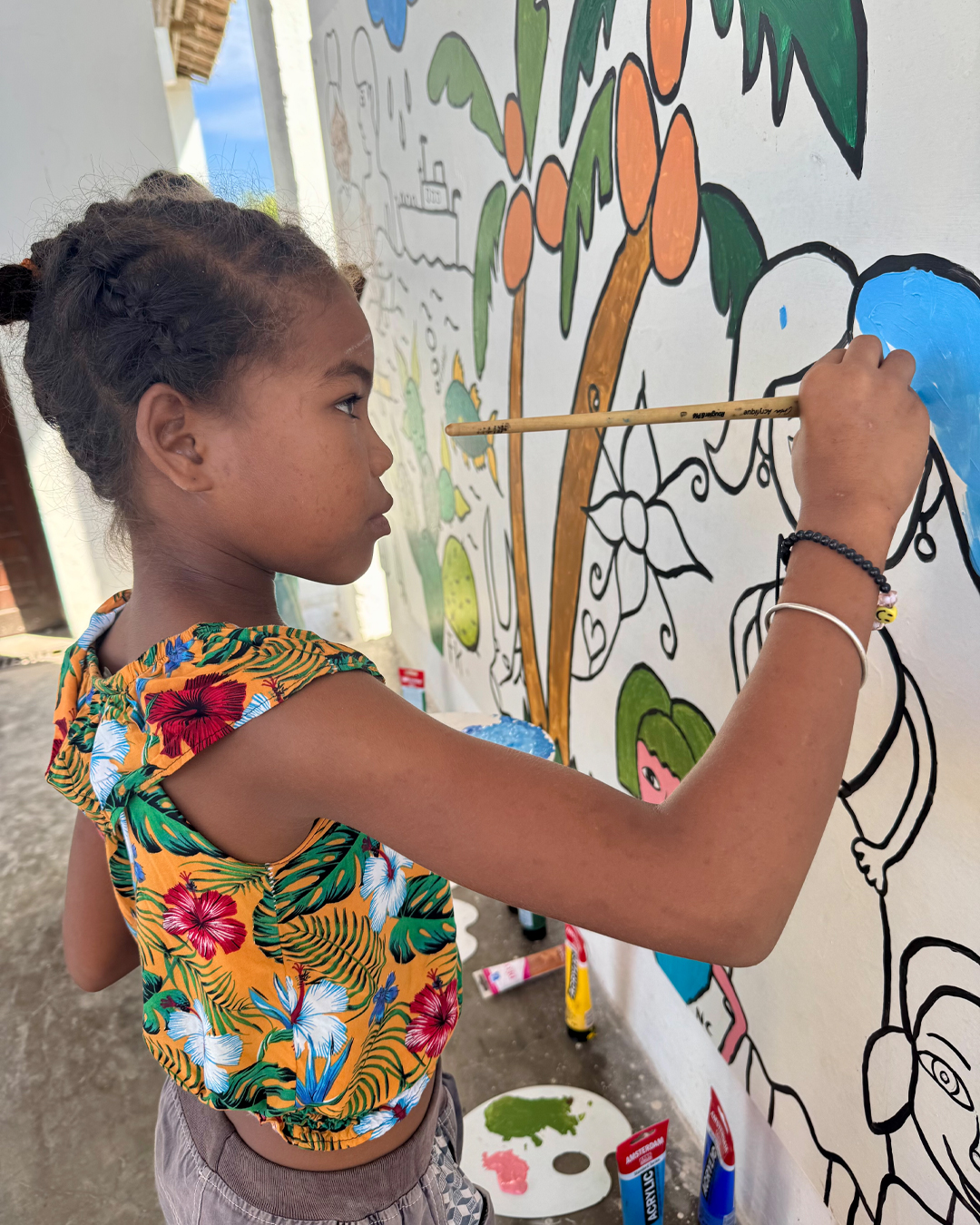 Du 16 au 27 Février, Julien et Fabienne ont accompagné les élèves d’Ambola, d’Ankililivony et de Belitsaka dans la réalisation d’une grande Fresque collective illustrant la vie en brousse. Avec près de 40 dessins reproduits et peints par les enfants, ces œuvres reflètent leur imagination, leur fierté et la beauté du travail commun.
#Créativité #Inspiration #ProjetCollectif #ArtAlEcole #AtelierFresque