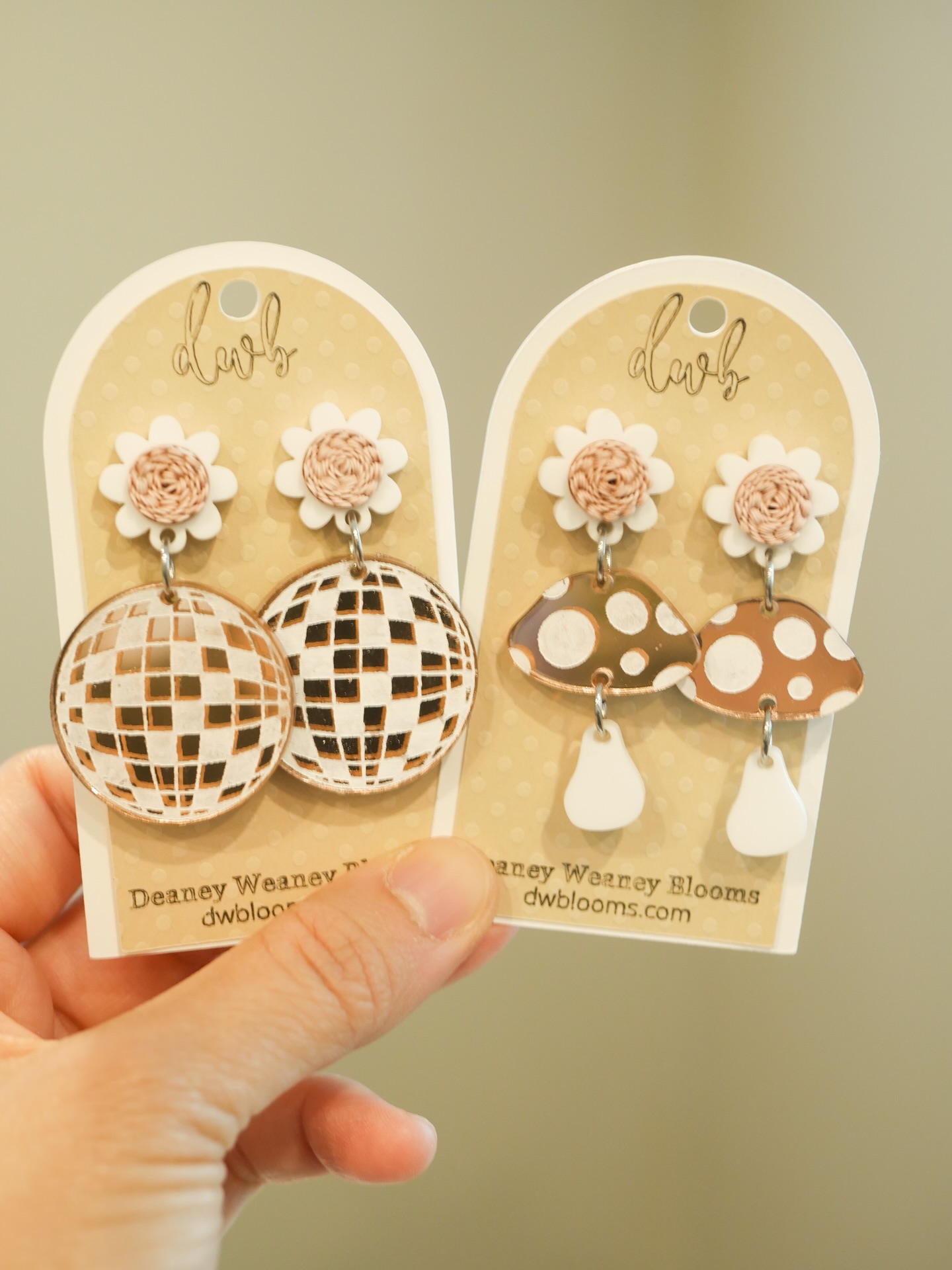 We’ve got mostly new designs coming to the @rochesterlilacfestival 🌸
I usually pair pink mirror acrylic with black, but I’m ready for something lighter and fresher this time.
You’ll also see more medium to small pieces—still statement-making, just easier to wear and enjoy.
catch me on the 1st weekend of the Lilac Festival on May 9 and 10 💜
#rochesterlilacfestival #paperquilling #paperflowers