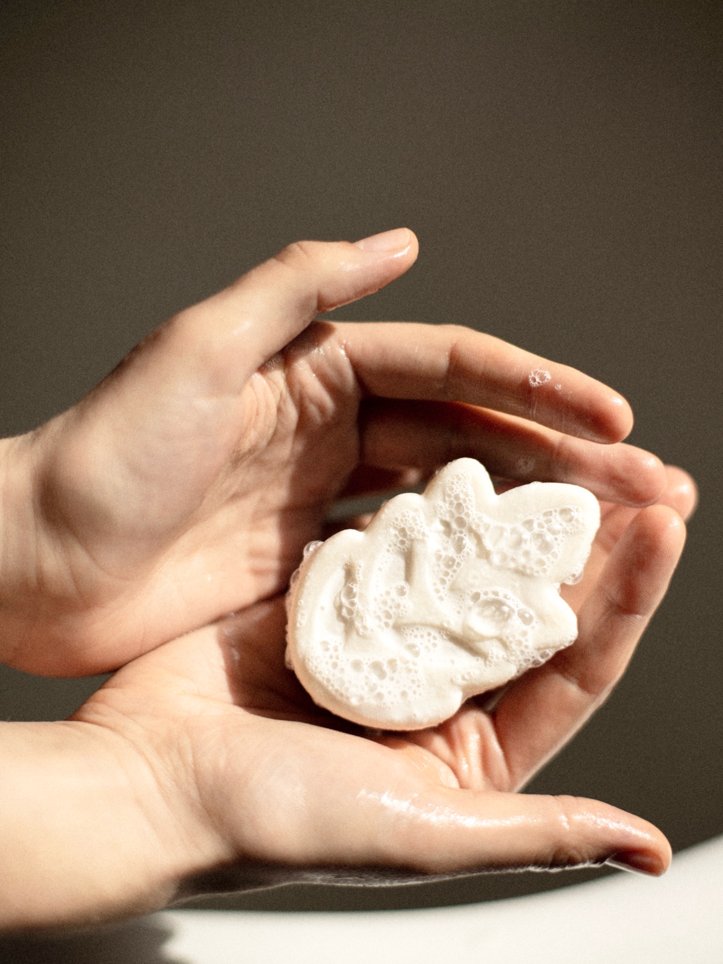 / 🧼 Et si votre douche devenait un vrai moment de soin ?
Le Soin Lavant Corps @umai.natural nettoie en douceur sans agresser la peau. Sa formule sans savon respecte l’équilibre cutané et laisse la peau confortable, douce et souple, sans sensation de tiraillement.
Disponible en deux parfums, il s’adapte à vos envies :
🤍 Vanille poudrée, douce et réconfortante
🌿 Ambre boisé, plus chaud et enveloppant
Minimaliste, efficace et en format solide, il remplace les gels douche classiques tout en réduisant les déchets. Un indispensable pour une routine plus clean, sans compromis sur le plaisir sensoriel.
💬 Team vanille ou team ambre ?
.
.
.
.
.
.
.
.
.
.
#cosmetiquesolide
#cosmetiquenaturelle
#umai
#zerodechet
#slowcosmetique