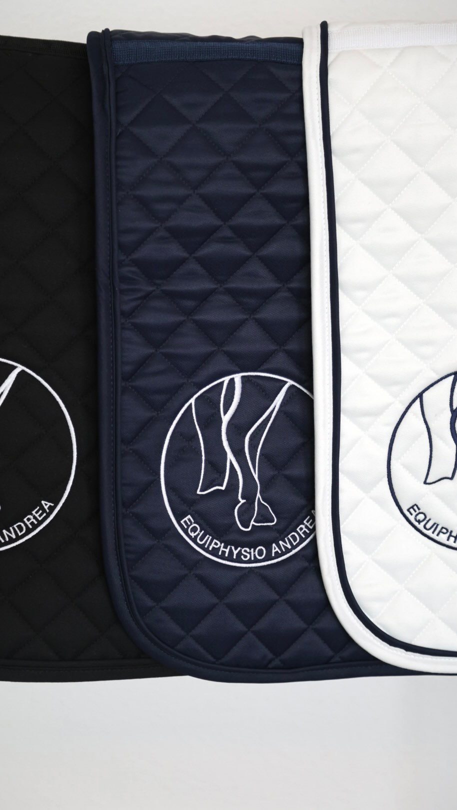 Let your horse represent your brand 🔥
Individually embroidered with your logo,
designed to match your style and stand out in every ride. 🖤
Because your horse is part of your identity.
Create yours now → kleaheart.com
What would your logo look like on your horse? 🐴
#KLEAheart #equestrianstyle #horsegirl #custommade #equestrianlife