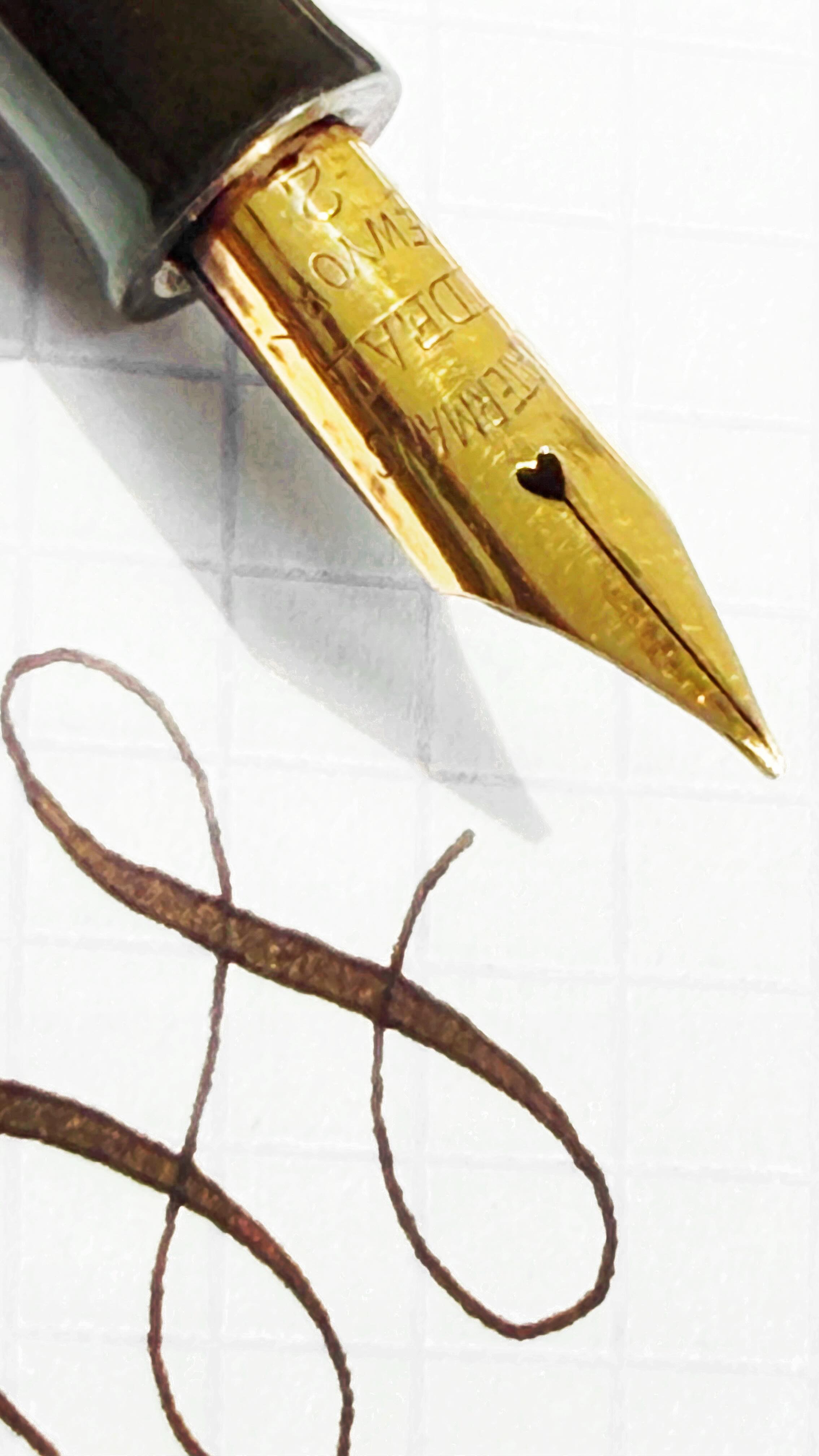 I went to the Cologne Pen Show and bought…
An ebonite 1920’s Waterman Ideal New York flexible fountainpen!
I’m amazed by how this 100+ year old fountainpen writes. The way the nib flexes and the ink flows is just insanely satisfying. Thank you @kasia.stier_penspa for bringing it to my attention.
#kalligrafie #vintagefountainpen #fountainpenaddict #calligraphy #handwriting