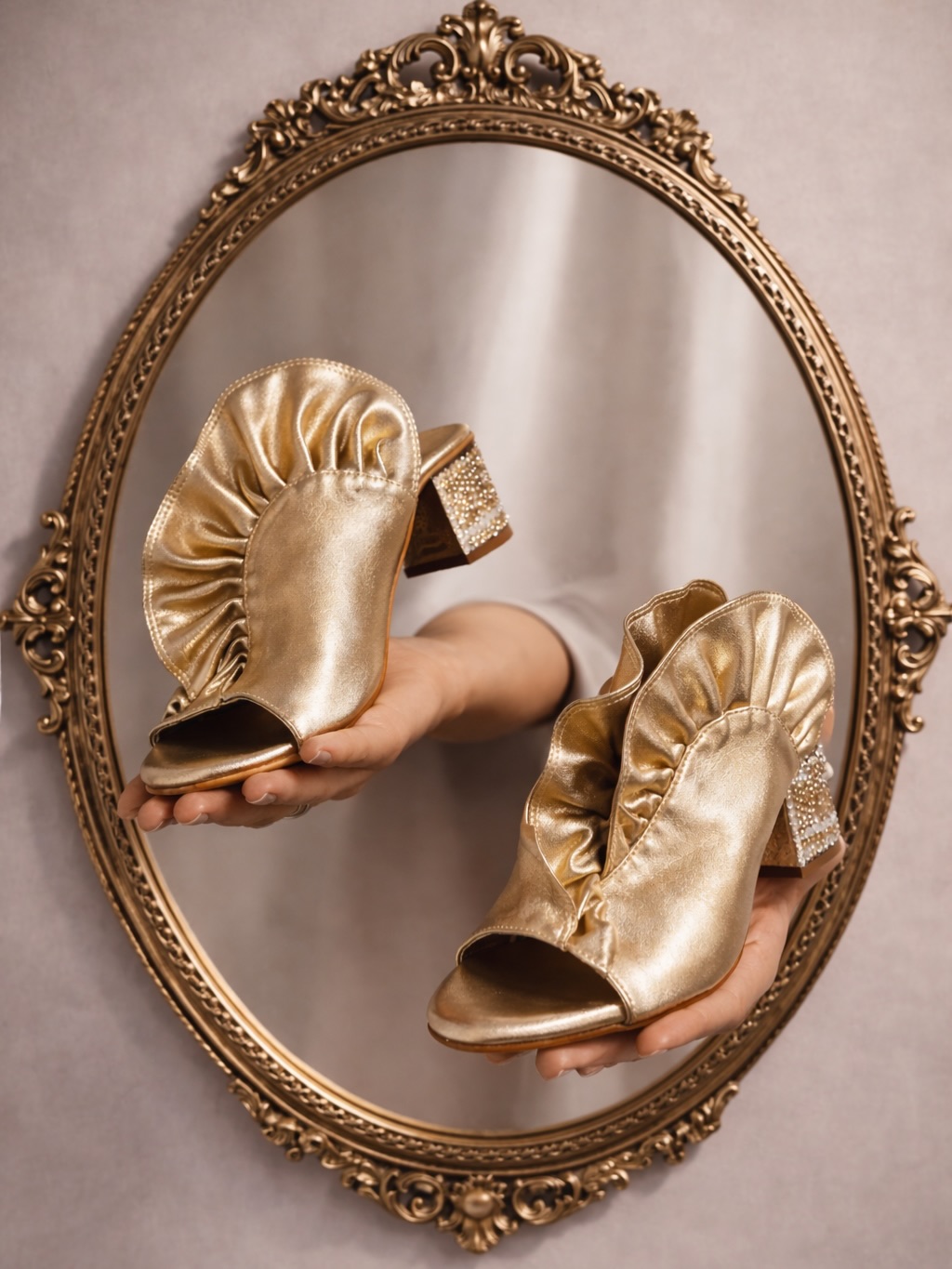 Born of the sun and the salt-spray, 𝓽𝓱𝓮 𝓖𝓸𝓵𝓭𝓮𝓷 𝓒𝓸𝓷𝓬𝓱 does not merely walk—it echoes. A sculptural tidal wave of gilded leather, designed for the woman who carries the rhythm of the ocean in her stride and the glow of the horizon on her feet.
#ChalJooti