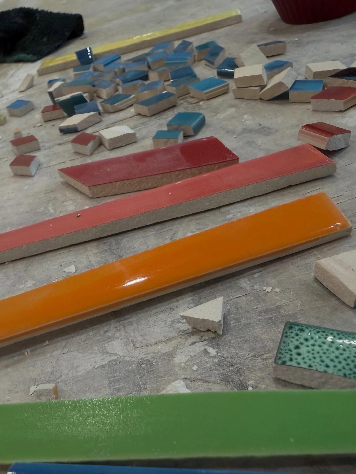 Un des advantages du travailleur autonome, c'est de profiter d'un atelier à "Les Affûtés" pour créer un joli pot en mosaïque en plein jeudi après-midi. Du pur bonheur! Un moment pour moi. Mais comme l'entrepreneur est jamais loin, c'était aussi une exploration pour offrir ce type d'atelier chez nous, pour vous, en réutilisant des pièces brisées, recyclées afin de favoriser le recyclage des matières qui, autrement se serait retrouvé à l'enfouissement. Ah oui, malgré que j'ai adoré ma première expérience, une collaboratrice qui s'y connaît plus que moi, donnera l'atelier... vous êtes curieux? Restez à l'affût des dates qui sortiront au début avril...