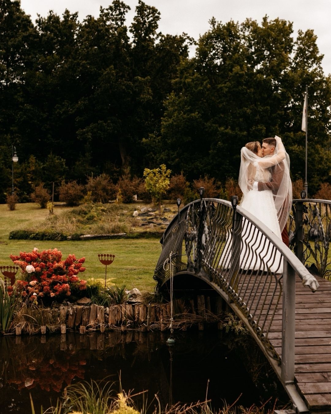 Fotografowałam kiedyś ślub, na którym zapamiętałam jedną szaloną parę.
Weronika była świadkową, a towarzyszył jej Oskar, ówczesny narzeczony.
Powiem tak: nie dało się ich nie zauważyć. A potem spotkaliśmy się już na ich własnym ślubie i weselu :). Oni się pobierali, ja dbałam o najlepsze kadry. Napisać, że było wspaniale, to jak nic nie napisać. Poza tym chyba nie da się tego przekazać słowami, więc zapraszam do oglądania.
