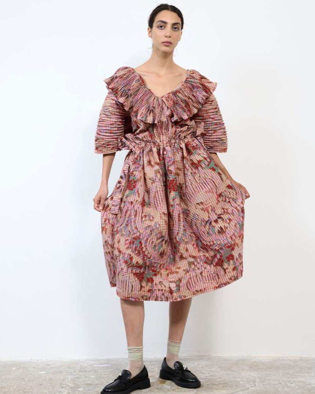 JULIA HEUER #SS26 is OUT NOW - “Echo Grain” captures the joyous bounce of hand-rolled pleats, zesty spring colours and a haze of trippy florals across shimmering and translucent textiles. Julia Heuer is the eccentric master of ancient Japanese textile techniques and mashed up in-house prints.
•
The handpleated Nika Dress in Jim print @julia__heuer
•
Photo @toby.st
Model @shahdrezkana
•
#juliaheuer #parisfashionweek #contemporaryfashion #luxury #nichebrands #shibori #pleats #printdesigner #print #luxurylabels #artisanal #artisanalfashion #luxuryretail #avantgardefashion #fashion #recycledtextiles