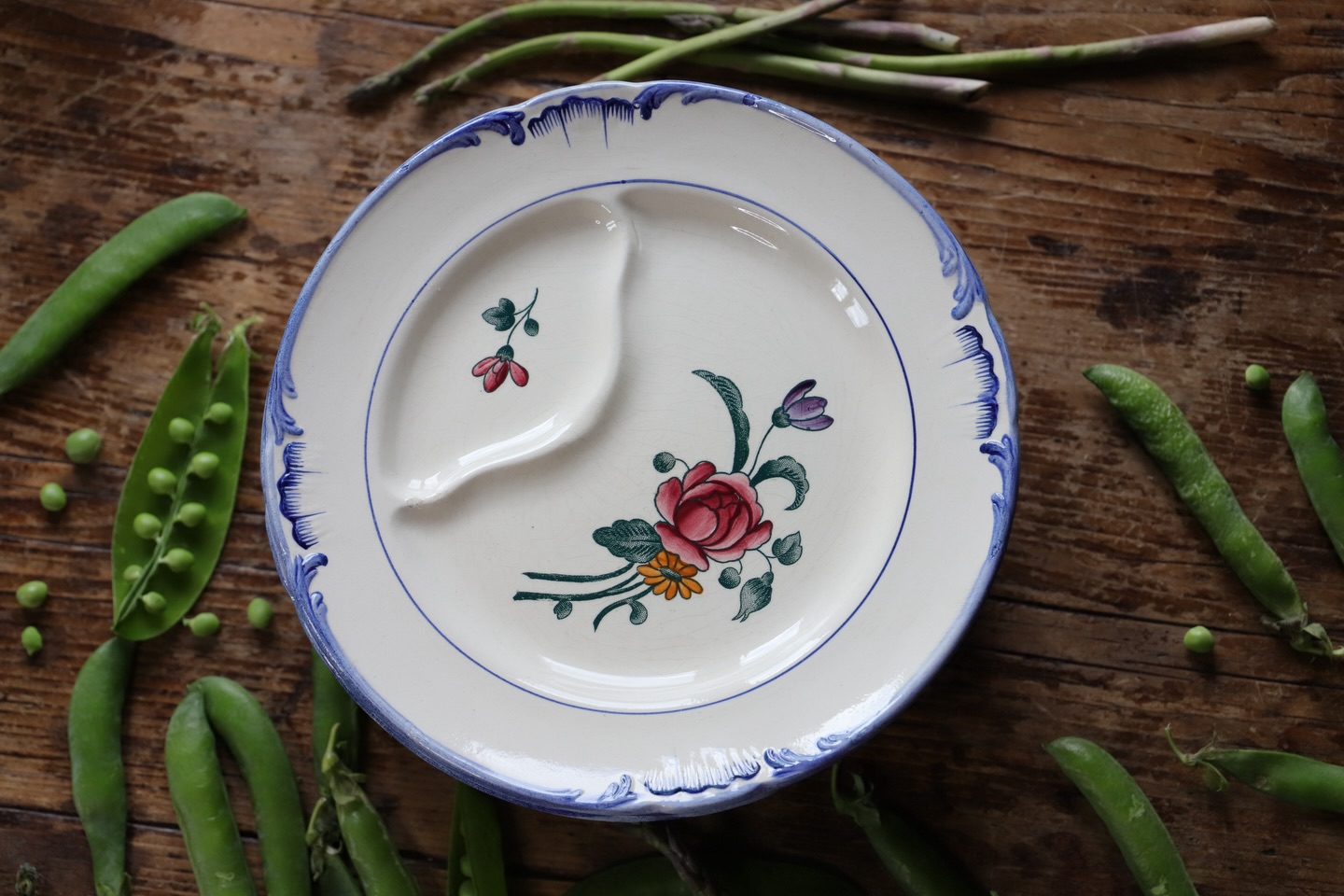 This is artichokes and asparagus season and I love to use these special plates with a compartment for the sauce. It can even works for sushi and plenty of other dishes going with a sauce on the side. My guests are always surprised when they discover the table set with these plates.
Available on the eShop now.
Link in bio 🔗