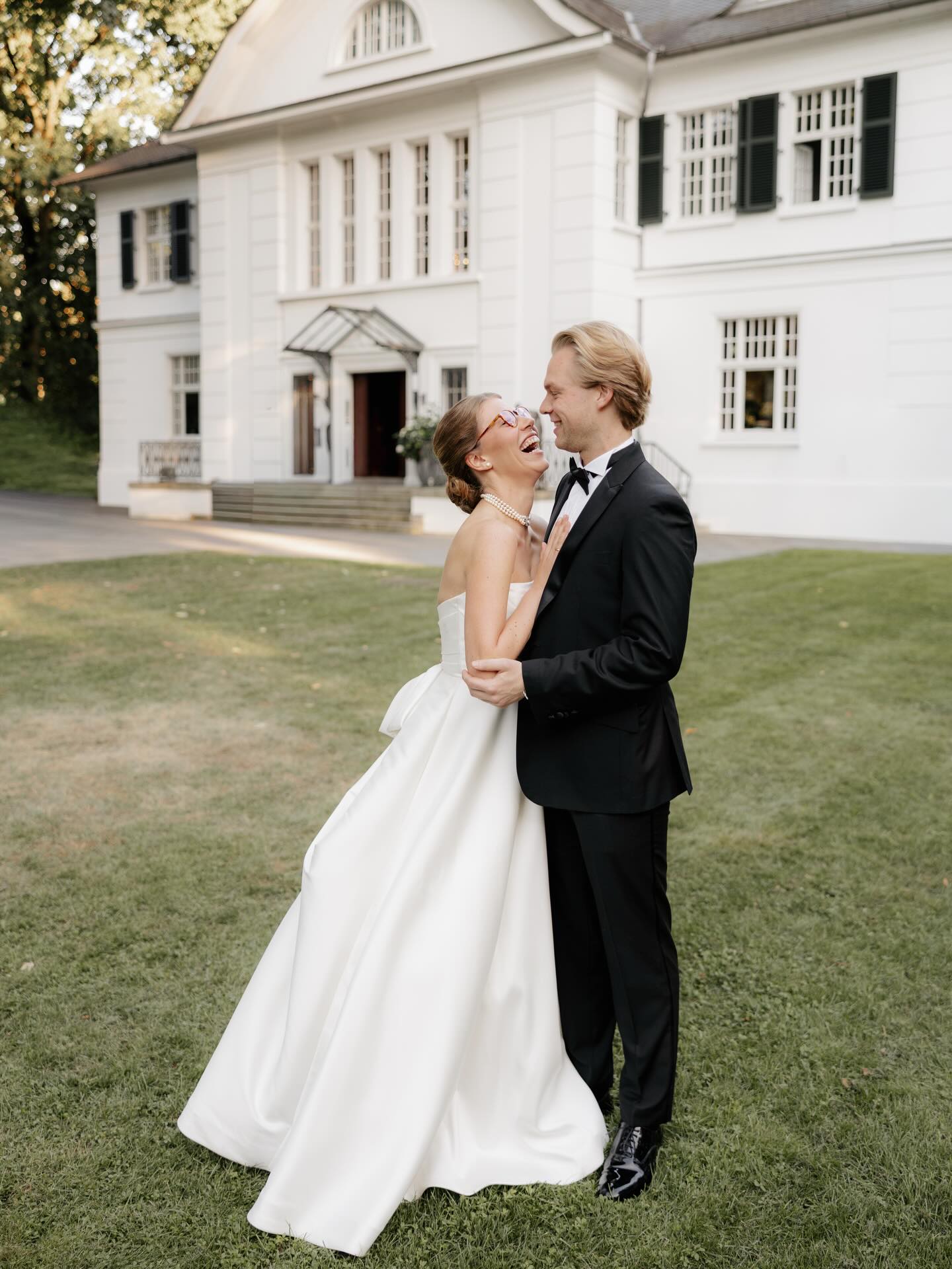 Mit Blick auf den Hamburger Hafen, die weißen Fassaden der @villaimheinepark und das warme Spätsommerlicht haben zwei Menschen „für immer“ gesagt.
So viele kleine Momente, die bleiben:
das Lachen, die Blicke, die Zeit mit den Freunden und der Familie, das Tanzen unter der Discokugel und das Anstoßen auf die Liebe.
Musikalisch untermalt wurde das ganze von @malteahlborn und @saschasommer . Für die Kuchenliebhaber unter euch kann ich @aura.designtorten von Herzen empfehlen, die eine traumhafte Torte gezaubert hat. Das Kleid mit der Schleife ist von @feminin_brautmode .
Pure Eleganz trifft auf echte Emotionen – genau so fühlt sich ein perfekter Hochzeitstag an. Danke C&T.