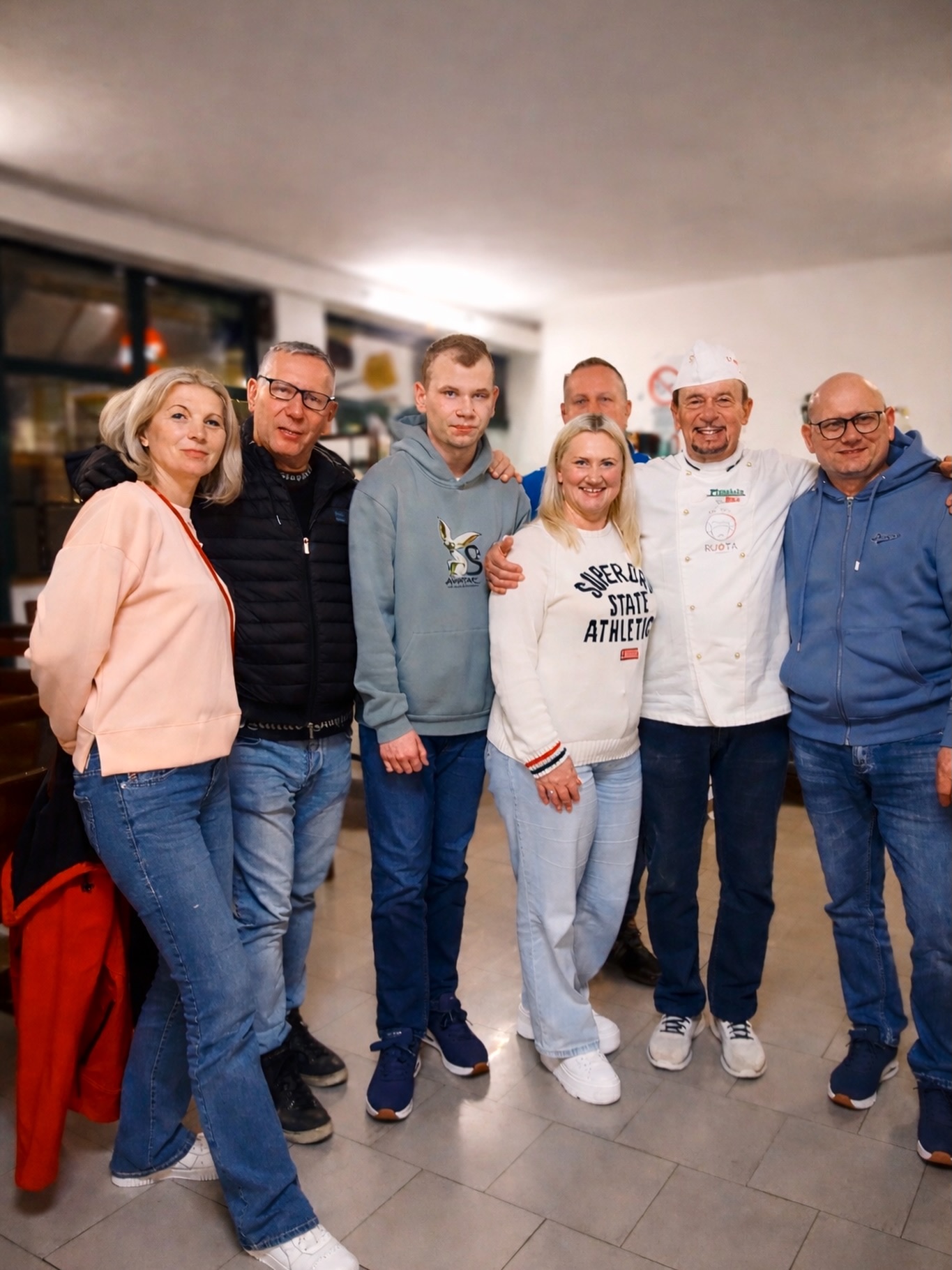Clienti arrivati dalla Polonia 🇵🇱 e super felici di aver assaggiato la vera pizza cotta a legna de La Ruota di Evandro 🍕🔥
Quando la passione per la pizza supera i confini, la soddisfazione più bella è vedere i nostri ospiti sorridenti che, prima di andare via, chiedono una foto ricordo con il Maestro Evandro Taddei 😅😉🤗
Dal 1974 portiamo in tavola gusto, tradizione e quel calore di famiglia che rende speciale ogni serata a Martinsicuro ❤️
Grazie di cuore ai nostri amici polacchi per questa splendida visita.
La pizza unisce davvero tutti, in ogni lingua 🌍🍕
#PizzeriaMartinsicuro #LaRuotaDiEvandro #MetodoEvandroTaddei #PizzaFornoALegna #PizzaLover
