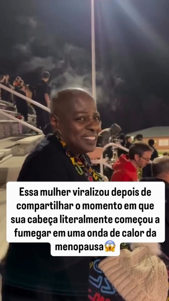 Onda de calor na menopausa: mito ou realidade da foto? 🥵🔥
Este vídeo viralizou mostrando uma mulher cuja cabeça parece "fumegar" durante uma onda de calor. Mas será que isso pode realmente acontecer?
A resposta é: Sim, é possível. Em ambientes muito frios, o contraste entre a temperatura externa e o calor intenso e repentino liberado pelo corpo durante o fogacho pode criar esse efeito visual de vapor.
Por que elas acontecem?
Os fogachos ocorrem devido à queda drástica na produção de estrogênio. Esse hormônio atua diretamente no nosso hipotálamo, que é o "termostato" do corpo. Sem o estrogênio, o hipotálamo fica desregulado e interpreta qualquer pequena variação como um superaquecimento, disparando mecanismos para liberar calor, como a vasodilatação (causando o rubor) e o suor.
Medidas para amenizar:
✅ Estilo de Vida: Evite gatilhos como cafeína, álcool, comidas muito condimentadas e ambientes abafados. Pratique exercícios físicos regularmente.
✅ Vestuário: Use roupas leves e em camadas (estilo "cebola") para facilitar a retirada se o calor chegar. Prefira tecidos naturais como algodão.
✅ Alimentação: Invista em uma dieta equilibrada. Alguns estudos sugerem benefícios com alimentos ricos em isoflavonas (como a soja), mas consulte seu médico.
✅ Suplementação e Biohacks: A creatina pode auxiliar na bioenergética cerebral e muscular, ajudando na disposição geral. A exposição controlada ao frio (como banhos gelados progressivos) pode auxiliar na termorregulação.
✅ Acompanhamento Médico: Se os sintomas impactam sua qualidade de vida, discuta com seu ginecologista ou nutrólogo estratégias personalizadas, que podem incluir desde fitoterápicos até a Terapia de Reposição Hormonal (TRH), quando indicada.
#drarenatavongal #menopausa #fogachos #ondadecalor #saude40mais