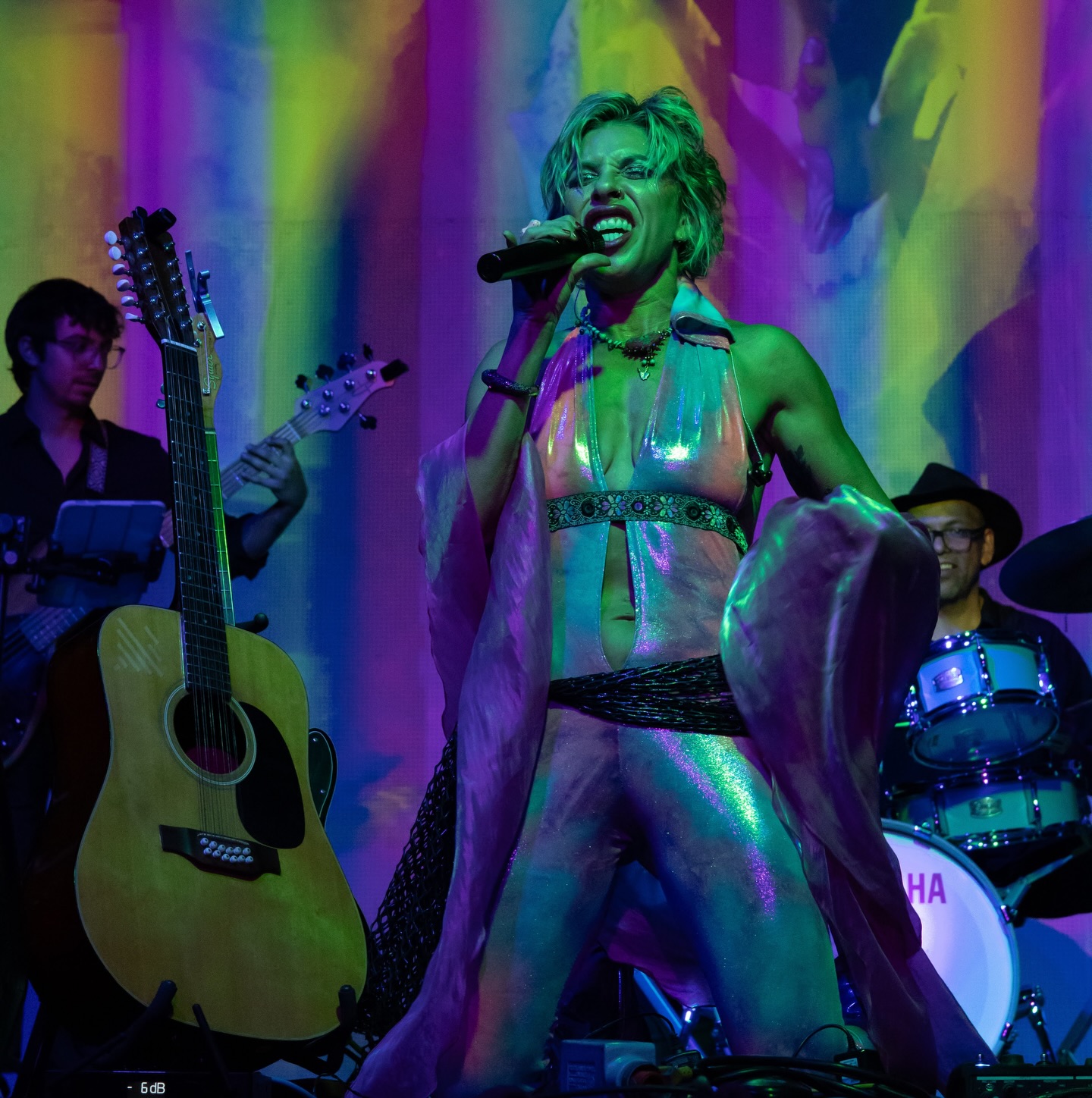 Surrender to the song, free your mind 🎶
Photo @montfortphoto.video projection @tomasjoaquinmarambio @xoloproductions outfit @lilyguildercoats #singersongwriter #womeninmusic #rockandroll #sanmigueldeallende