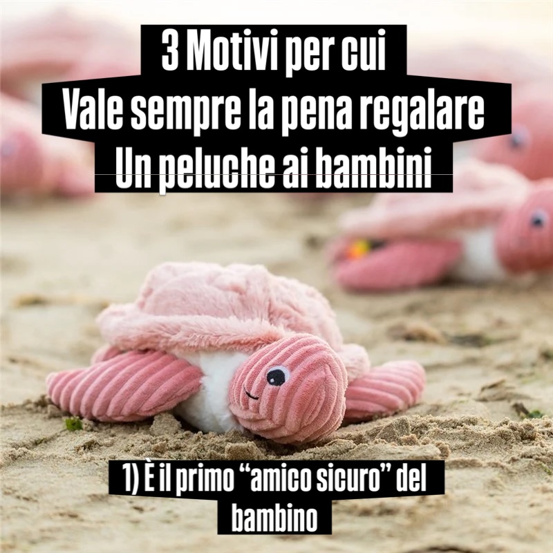 Un #peluche non giudica, non corregge, non interrompe.
È lì. Sempre. 🧸 Ho scritto un articolo a lui dedicato nel mio blog 👉 Link In Bio 👈
Per un bambino, questo significa avere uno spazio emotivo libero dove:
1) raccontare la propria giornata
2) esprimere paure e piccoli drammi
3) sperimentare affetto e cura.
In un mondo dove tutto è veloce e reattivo, dove a “noi grandi” certi giochi ci sembrano ormai “superati”, il peluche è una presenza costante e rassicurante.
È il luogo dove un bambino può essere completamente sé stesso, senza filtri.
-
✨ In conclusione
In mezzo a giochi sempre più tecnologici, il peluche sembra quasi invisibile.
Ma è proprio questa sua semplicità a renderlo speciale.
È: presenza, conforto, immaginazione.
Tre cose che nessun algoritmo 😉 potrà mai replicare davvero.
Buona giornata da Guglielmo e la Bottega dei #giocattoli