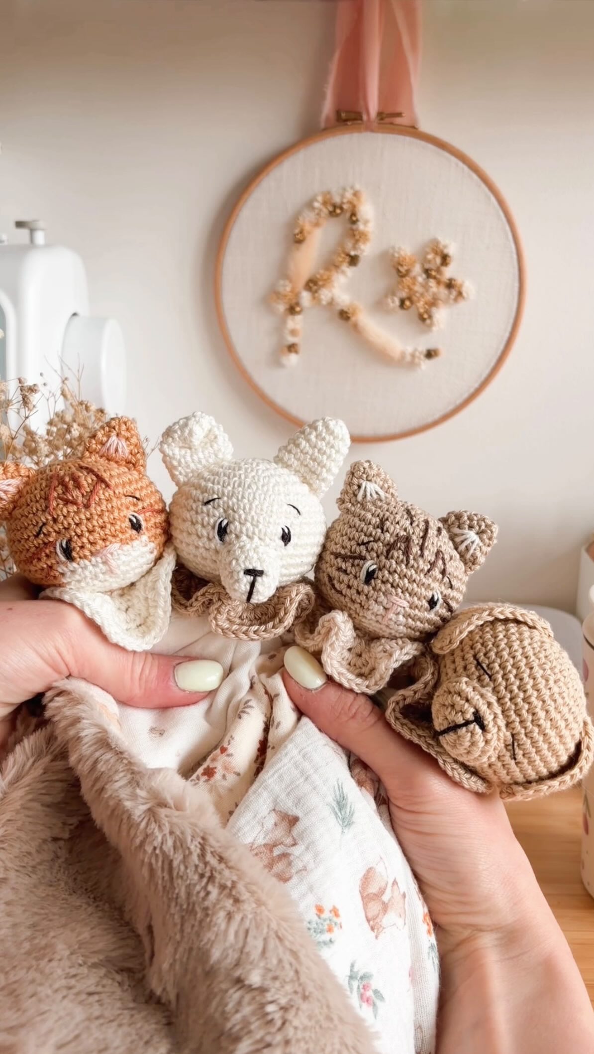 Et toi, plutôt 🐱 ou 🐶 ?
Ce concept de doudou sur mesure à partir d’une photo de votre animal est clairement votre coup de cœur du moment ✨ (vous êtes plus de 40 à avoir craqué à la dernière session 🤫)
Si toi aussi tu veux faire pareil, envoie moi un petit mail avec des photos de ta boule de poil et je t’expliquerai comment faire pour avoir un doudou unique 🫶🏻
#doudoupersonnalisé #futuremaman #chienetchat #doudoubébé #doudouchat