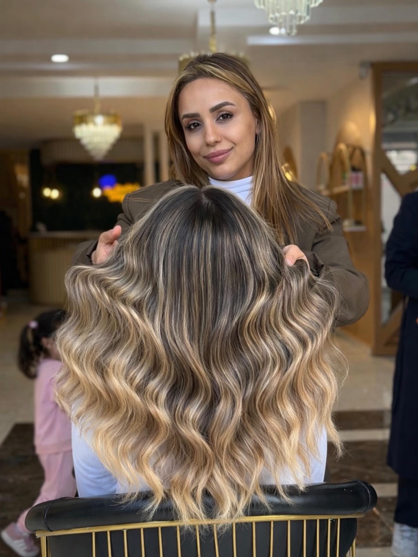 Her ışıkta ayrı güzel görünen saçların sırrı: profesyonel ombre 🫶
Canlı, parlak ve dikkat çeken saçlar için doğru adrestesiniz.