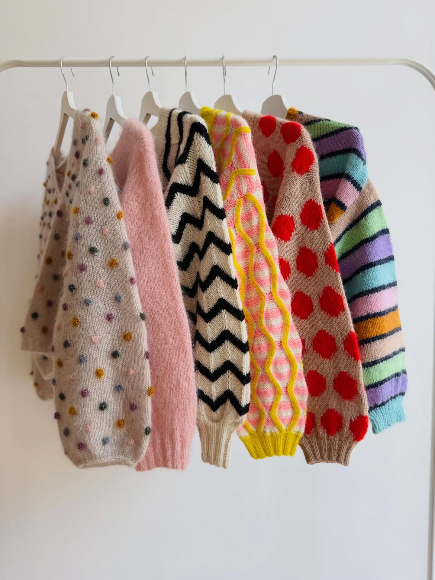 Hello spring colored knitwear 🧶 ☀️ 🐣 🌸
.
.
.
Patterns by me from left to right: Andy Sweater, Caspar V Neck, Thierry Sweater, Funky Gustav Sweater, Arthur Cardigan and Gerhard Sweater
.
Advertising
.
#knit #knitting #stricken #strickenmachtglücklich #diy