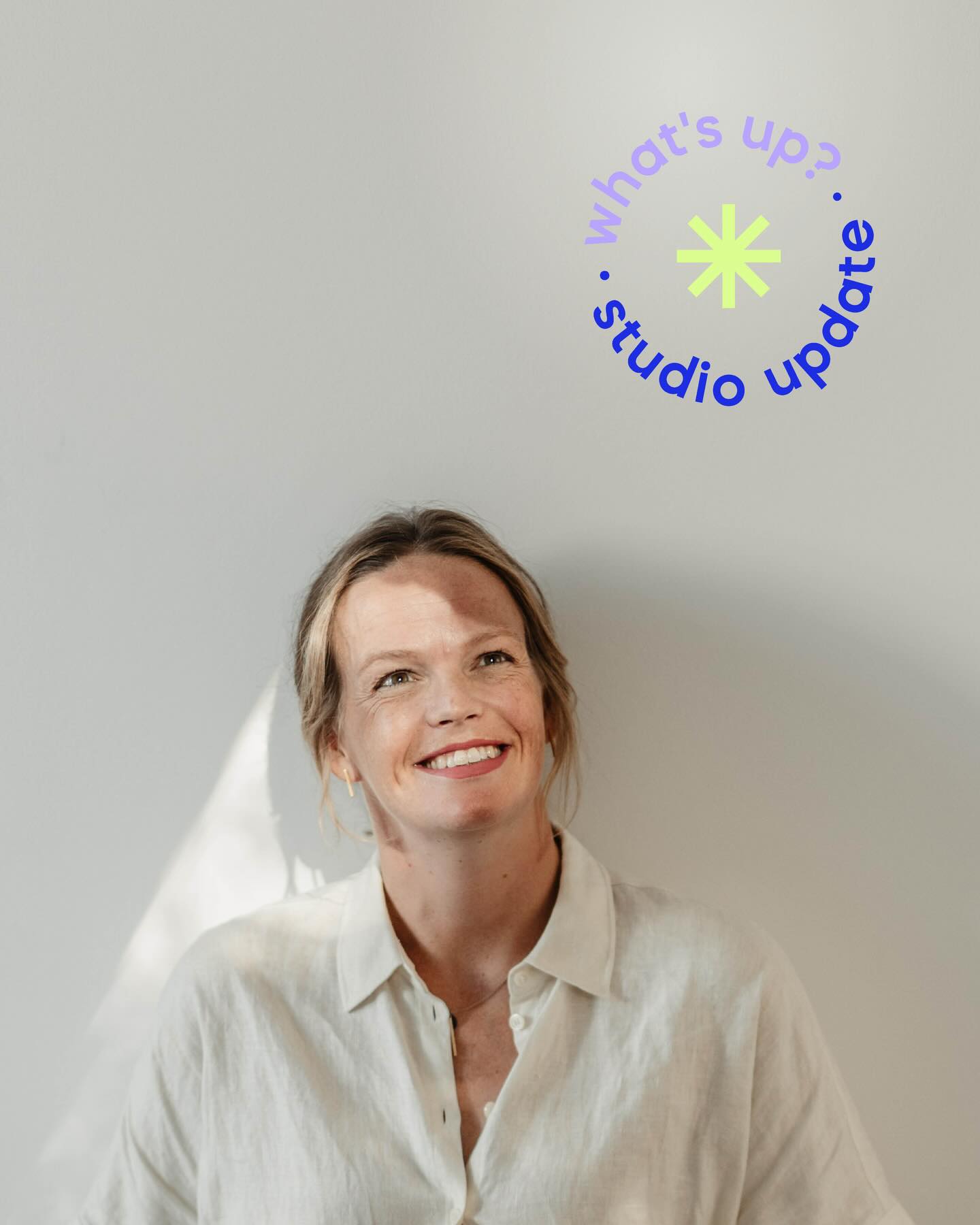 I’m back on track, oder so – ich bin nach der beruflichen „Baby-Pause“ (was für ein irres Wort, ein Baby ist alles, aber keine Pause!🥴) wieder langsam im Studio gestartet. Mit aktuell ungefähr 15 Stunden die Woche übe ich mich vor allem in einem: Prioritäten setzen. Was will ich wirklich machen? Bei welchen Projekten sagt mein Herz ja?✨Was kann und will ich schaffen? Ich wähle Projekte sorgsamer aus, sage wesentlich öfter „nein“, oder „ja, aber erst später“. Insgesamt mache ich gerade weniger, dafür aber richtig Feines. Das macht mich happy und fühlt sich ausgeglichen an – zumindest an den Tagen, denen eine solide Nacht voraus gegangen ist.🙃
Here we go: neben der Brand-Entwicklung für @nachwirklich habe ich auch eine Osteopathie-Praxis mit einem neuen Branding versorgt.
Außerdem machen @drkatharinakessel und ich gerade wirklich viel cooles Zeug – zeige ich euch bald. Eine bunte, manchmal wilde & freie grafische Tanzfläche, die ich gerade sehr genieße.
Und last but not least unterstütze ich einen neuen mittelständischen Kunden bei der Gestaltung von Broschüren. Sehr technisch, sehr aufgeräumt, sehr clean – auch etwas, was ich sehr mag.
Was die Projekte alle gemeinsam haben? Sie machen die Welt auf irgendeine Art ein kleines bisschen besser. Und das ist nach wie vor, warum ich es mache.☺️
•
#graphicdesign
#freiformdesignstudio
#gutessichtbarmachen
#werisebyliftingothers