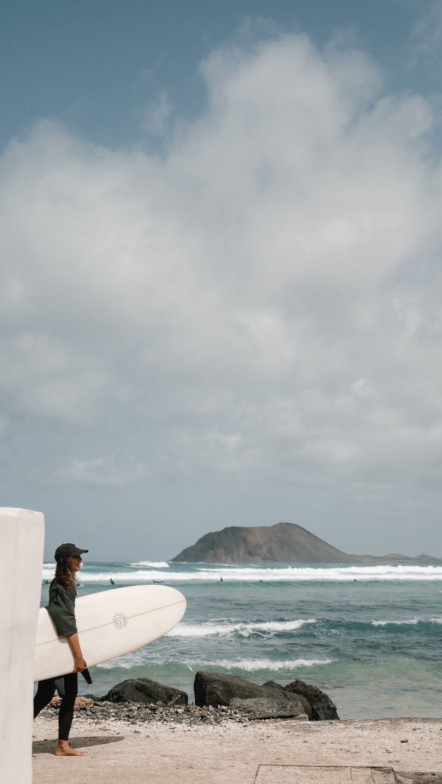 Ich manifestiere einfach jeden Traum, seit ich aufgehört habe mich immer auf die Abwesenheit von dem, was ich will, zu fokussieren und angefangen habe, mich nur noch auf das Gefühl zu fokussieren, wie es ist das, was ich will, schon zu haben ✨
& bevor ich dir genau sage wie ich das mache, folg mir gerne für mehr Inspo zu Träume verwirklichen, erfüllt und glücklich leben, ganzheitliche Gesundheit, Reisen, Surfen und meinen Alltag als Selbstständige ohne hustlen 🫶🏽
Ok, also tbh das ist auch schon mein big secret, wie ich einfach jeden meiner Träume manifestiere 🥹 weil das Universum reagiert ja nicht nur auf unsere Worte, Taten & Gedanken sondern ja vor allem auf unsere Schwingung die aus all dem + unseren Emotionen besteht.
Und wenn ich mich den ganzen Tag schlecht fühle, weil ich noch nicht das habe, was ich will, aber 100 positive Manifestations Affirmationen aufsage - dann (I know so sad) - wird einfach nichts passieren!
Ich hab endlich verstanden ich DARF einfach jetzt schon die happy hippo Mimi sein, die so dankbar ist für alles was sie erschafft, die so glücklich ist, als wär sie jetzt schon finanziell frei, heftig erfolgreich und und und. Und guess what: seit ich so lebe und jeden Tag wie ein happy hippo durch die Gegend renne mit dieser absoluten Gewissheit in mir, dass ich durch meine Energy all das, was ich mir wünsche und noch so viel mehr wundervolles anziehe, ist mein Leben einfach wirklich ne 10/10. ich bin einfach wirklich so gut wie immer (außer PMS kickt hart) richtig happy, zufrieden, dankbar und erfüllt und liebe es einfach dieses Leben zu leben und zu erschaffen 🥹✨🤍🦋
Und bin einfach nur so glücklich, dass ich das endlich geschafft habe wirklich umzusetzen - weil es ist echt gar nicht so easy sich nicht dem Mangel hinzugeben & sich immer wieder da rauszuziehen, wenn man sich doch mal hingegeben hat 🫠
& jetzt bist du dran: Ready, Set, Go! Geh los, Träume erfüllen - du weißt ja jetzt wie 🥹✨💭🫶🏽