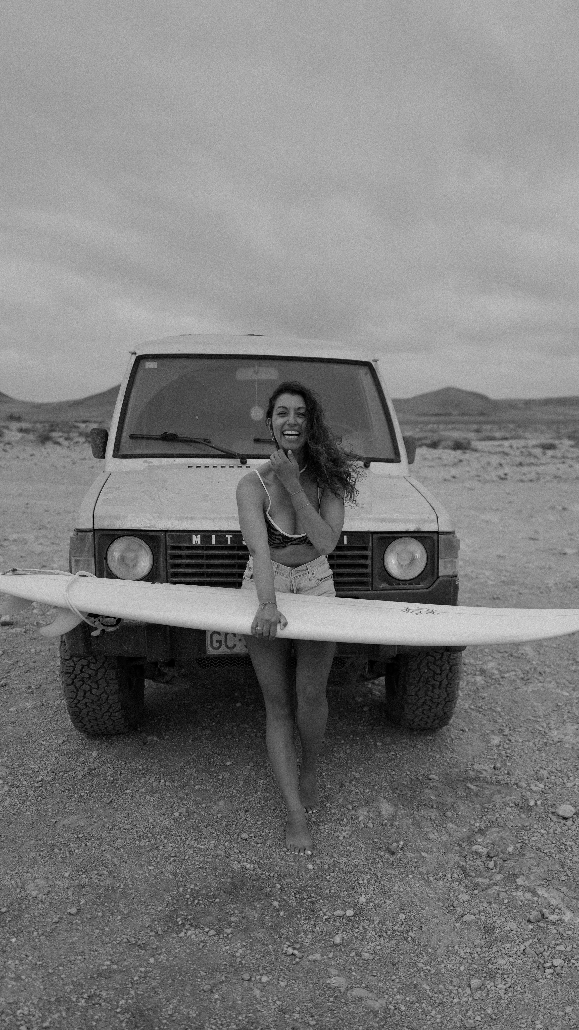 Ich manifestiere einfach jeden Traum, seit ich aufgehört habe mich immer auf die Abwesenheit von dem, was ich will, zu fokussieren und angefangen habe, mich nur noch auf das Gefühl zu fokussieren, wie es ist das, was ich will, schon zu haben ✨
& bevor ich dir genau sage wie ich das mache, folg mir gerne für mehr Inspo zu Träume verwirklichen, erfüllt und glücklich leben, ganzheitliche Gesundheit, Reisen, Surfen und meinen Alltag als Selbstständige ohne hustlen 🫶🏽
Ok, also tbh das ist auch schon mein big secret, wie ich einfach jeden meiner Träume manifestiere 🥹 weil das Universum reagiert ja nicht nur auf unsere Worte, Taten & Gedanken sondern ja vor allem auf unsere Schwingung die aus all dem + unseren Emotionen besteht.
Und wenn ich mich den ganzen Tag schlecht fühle, weil ich noch nicht das habe, was ich will, aber 100 positive Manifestations Affirmationen aufsage - dann (I know so sad) - wird einfach nichts passieren!
Ich hab endlich verstanden ich DARF einfach jetzt schon die happy hippo Mimi sein, die so dankbar ist für alles was sie erschafft, die so glücklich ist, als wär sie jetzt schon finanziell frei, heftig erfolgreich und und und. Und guess what: seit ich so lebe und jeden Tag wie ein happy hippo durch die Gegend renne mit dieser absoluten Gewissheit in mir, dass ich durch meine Energy all das, was ich mir wünsche und noch so viel mehr wundervolles anziehe, ist mein Leben einfach wirklich ne 10/10. ich bin einfach wirklich so gut wie immer (außer PMS kickt hart) richtig happy, zufrieden, dankbar und erfüllt und liebe es einfach dieses Leben zu leben und zu erschaffen 🥹✨🤍🦋
Und bin einfach nur so glücklich, dass ich das endlich geschafft habe wirklich umzusetzen - weil es ist echt gar nicht so easy sich nicht dem Mangel hinzugeben & sich immer wieder da rauszuziehen, wenn man sich doch mal hingegeben hat 🫠
& jetzt bist du dran: Ready, Set, Go! Geh los, Träume erfüllen - du weißt ja jetzt wie 🥹✨💭🫶🏽