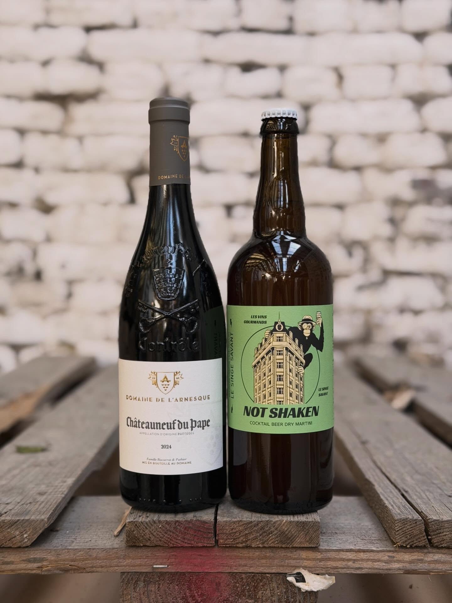 Pâques arrive 🌿
Et pour le week-end, on a eu envie de vous proposer deux bouteilles qu’on adore vraiment.
À partir de mercredi, on casse les prix sur ces deux cuvées :
D’un côté, notre bière maison Not Shaken, brassée à Lille avec Le Singe Savant.
Une blonde ultra légère, inspirée du Dry Martini, avec une belle fraîcheur et une touche végétale (genièvre, herbes, épices).
C’est précis, moderne, hyper agréable à partager.
De l’autre, un vrai coup de cœur ❤️
Le Châteauneuf-du-Pape du Domaine de l’Arnesque.
Un rouge ample, élégant, parfait pour les repas de Pâques — de l’agneau aux plats mijotés 🍷
Deux styles, deux ambiances, mais une même idée : se faire plaisir autour de belles bouteilles ✨
Disponible dès mercredi dans nos caves de Lille, Lens et Valenciennes.
#lesvinsgourmands