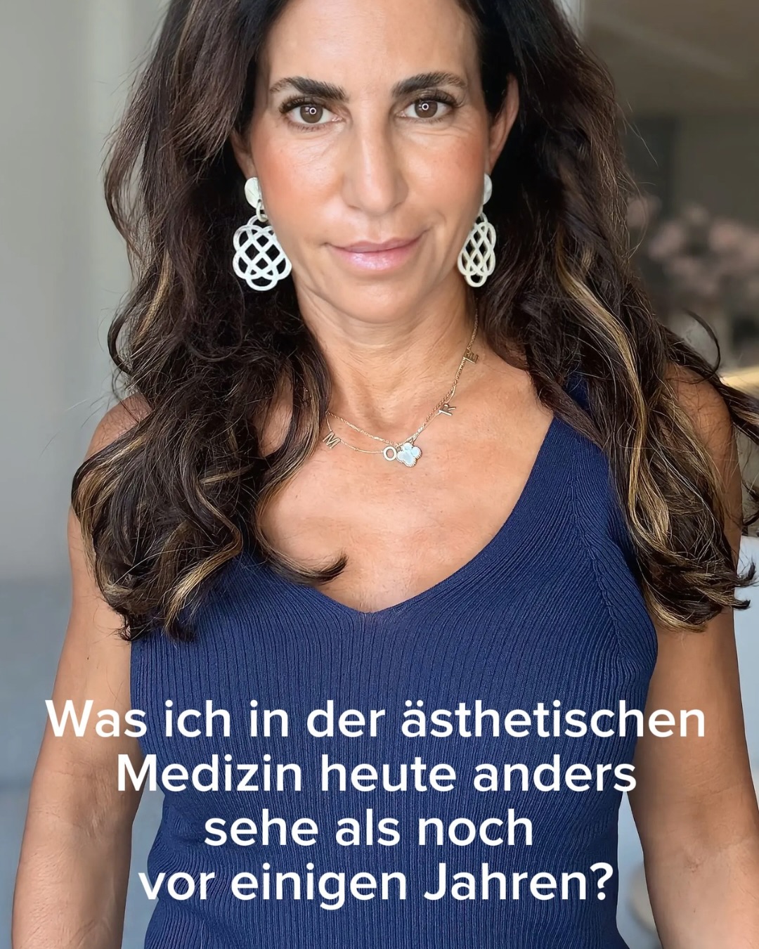 Anti-Aging ist für mich nicht, jedem Trend hinterherzulaufen.
Nicht alles, was sofort sichtbar ist, ist langfristig auch schön.
Ich glaube nicht an overfilled oder austauschbare Gesichter.
Ich glaube an Hautqualität, Gewebestimulation, Kollagenaufbau und an Behandlungen, die verfeinern, statt zu verändern.
Moderne ästhetische Medizin bedeutet für mich nicht, möglichst viel zu machen.
Sondern das Richtige — mit Maß, mit Konzept und mit Respekt vor dem Gesicht.
Am schönsten ist ein Ergebnis dann, wenn man nicht sieht, was gemacht wurde — sondern nur, dass jemand frisch, harmonisch und ganz bei sich aussieht.
Wie siehst du das: Natürlichkeit oder sichtbarer Effekt?
#ästhetischemedizin
#natürlicheästhetik
#antiaging
#wellaging
#medicalaesthetics