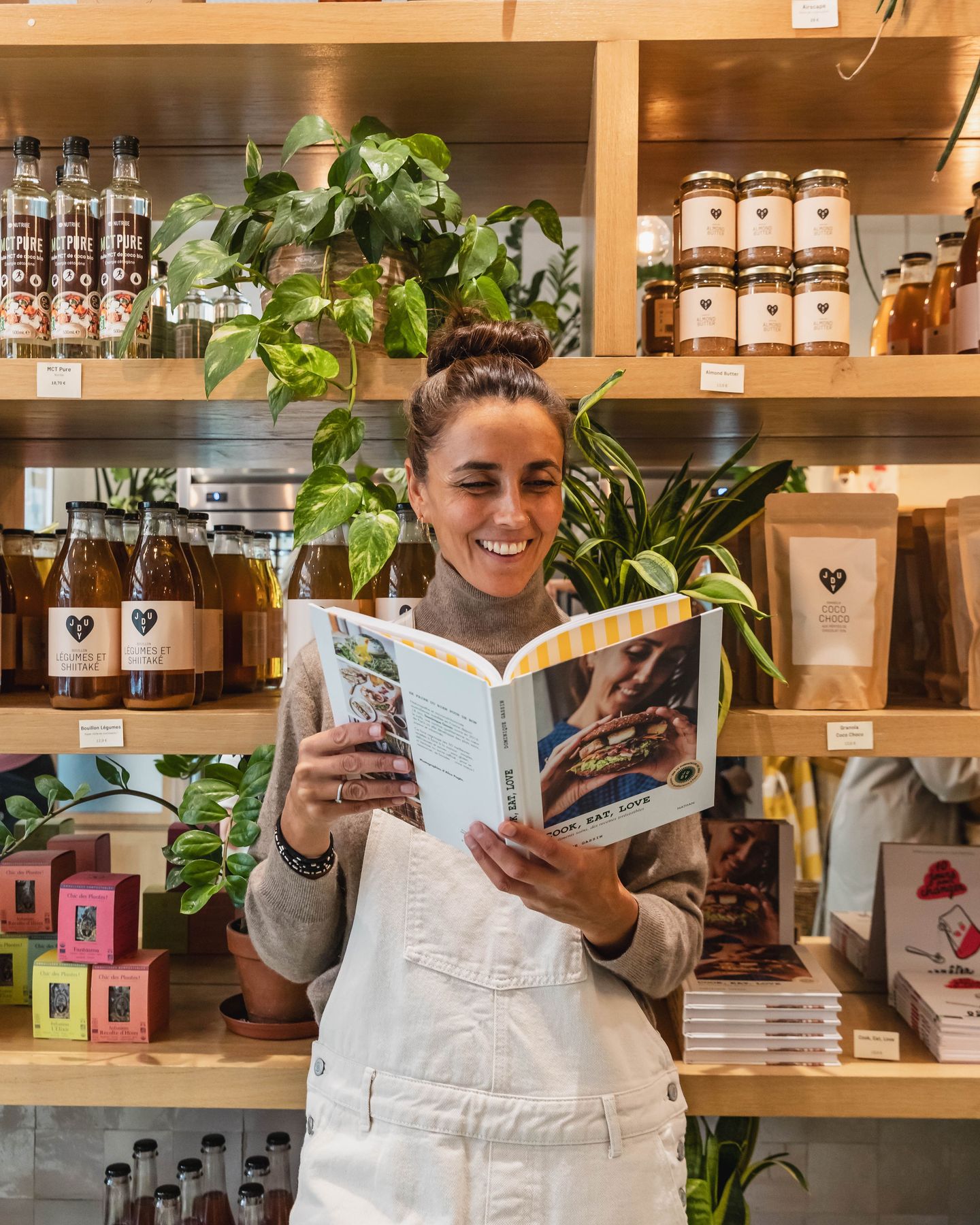NATURO LIFESTYLE 📖
Envie de ramener un peu de Judy chez vous ?
Les livres de Dominique Gassin vous proposent des recettes 100% sans gluten et conseils naturopathiques pour adopter un mode de vie plus équilibré au quotidien.
À compléter avec nos produits d’épicerie Judy, parfaits pour préparer vos recettes plus facilement. 💛
📸 @alicepages
#veganparis #superfood #sansglutenparis #naturopathie #healthyparis #healthyfoodparis #glutenfreeparis #coffeeshopparis