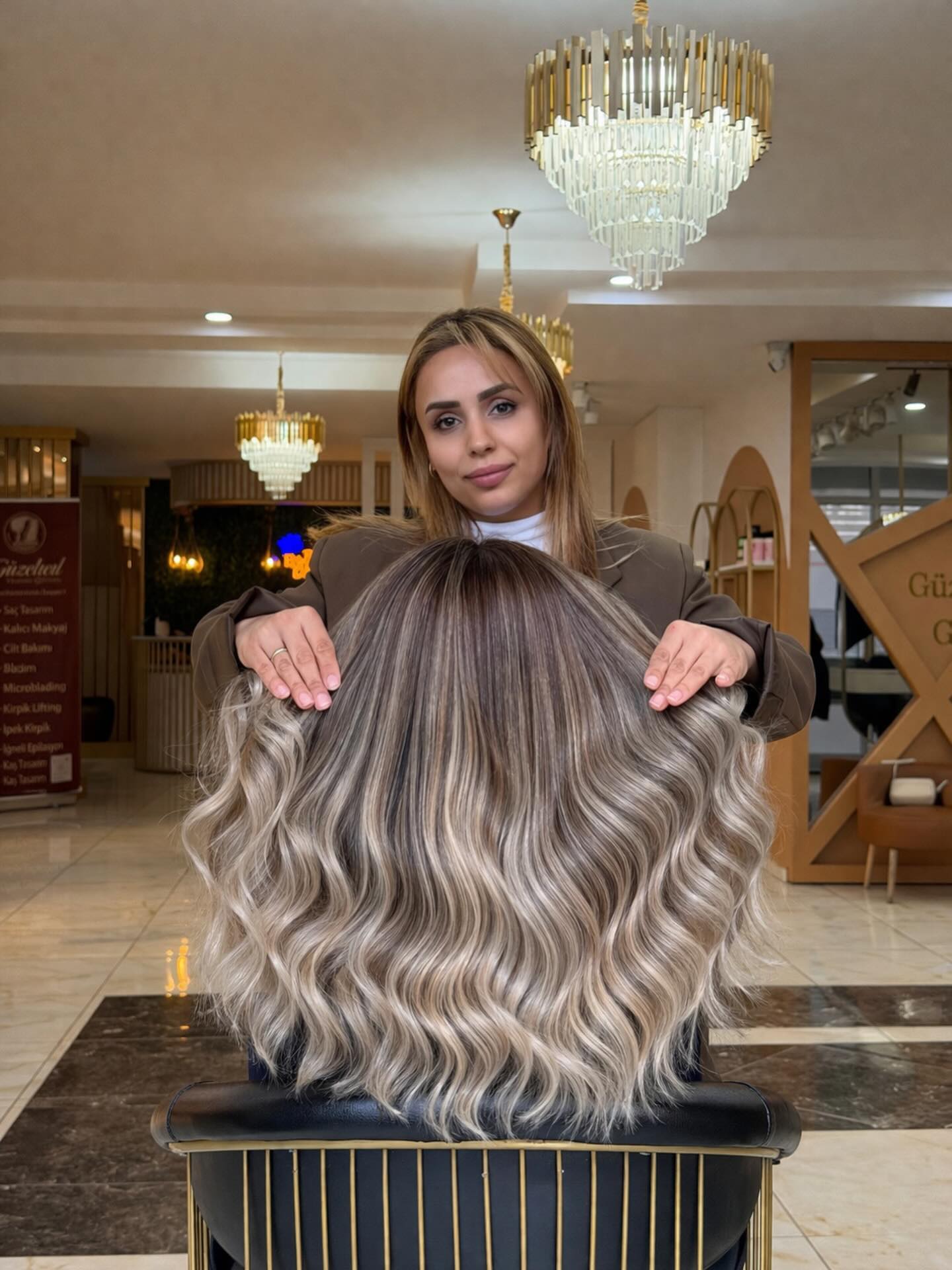 Saçlarda iddialı ama zarif bir değişim isteyenlerin tercihi: ombre ✨
Doğallığı bozmadan, güzelliği ortaya çıkaran dokunuşlar…